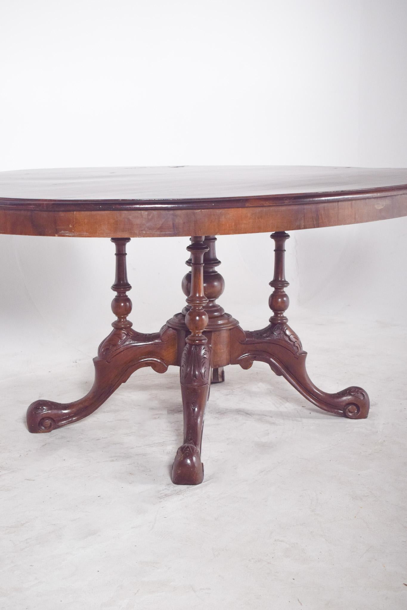 Mesa ovalada victoriana de caoba del siglo XIX con tablero basculante Inglés en venta