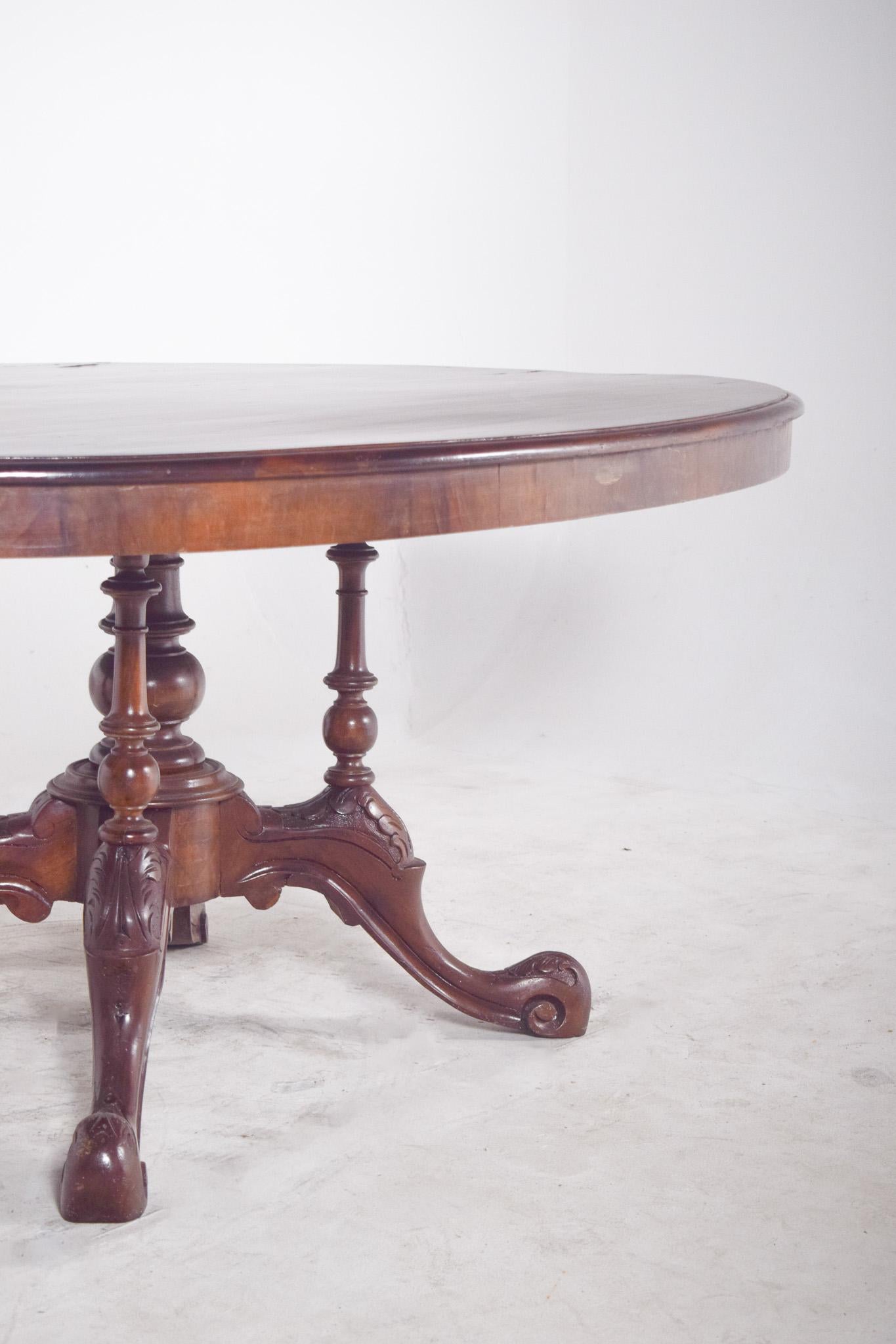 Mesa ovalada victoriana de caoba del siglo XIX con tablero basculante Chapado en venta