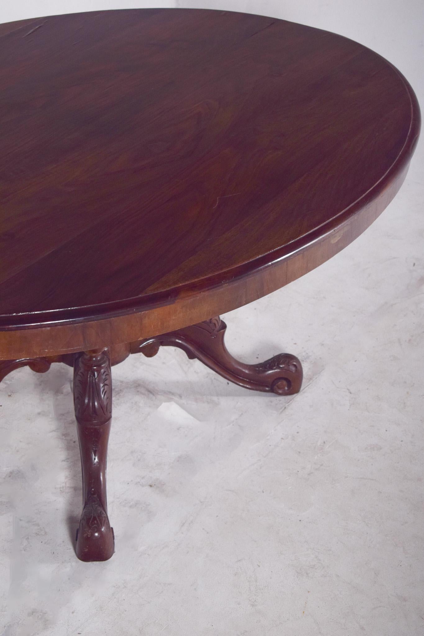 Mesa ovalada victoriana de caoba del siglo XIX con tablero basculante Caoba en venta