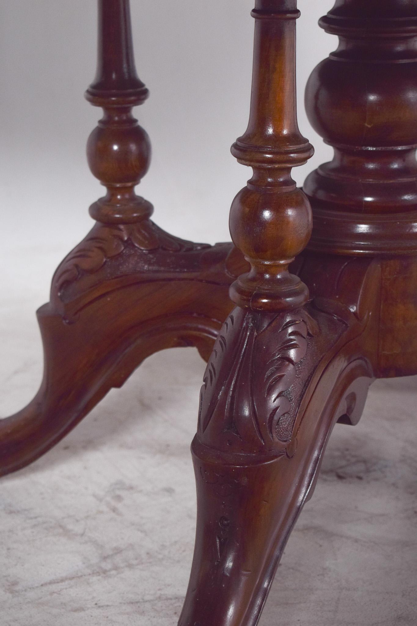 Mesa ovalada victoriana de caoba del siglo XIX con tablero basculante en venta 1