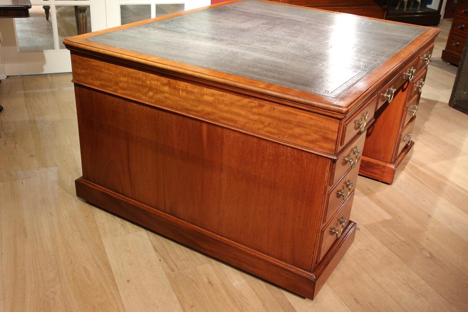 19th Century, Victorian Mahogany Partners Desk In Good Condition In Eindhoven, NL