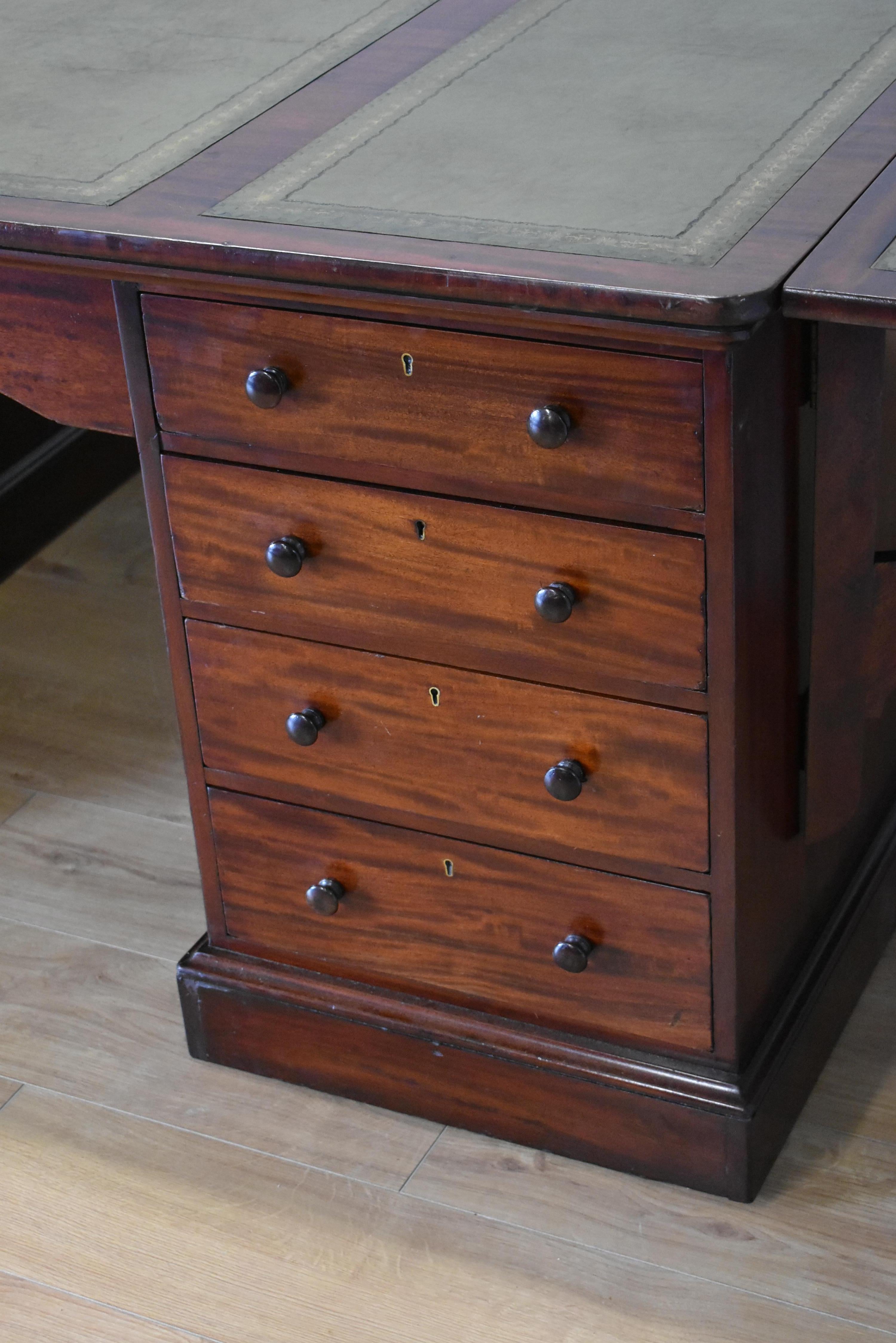 19th Century Victorian Mahogany Partners Desk of Large Proportions In Good Condition In Chelmsford, Essex