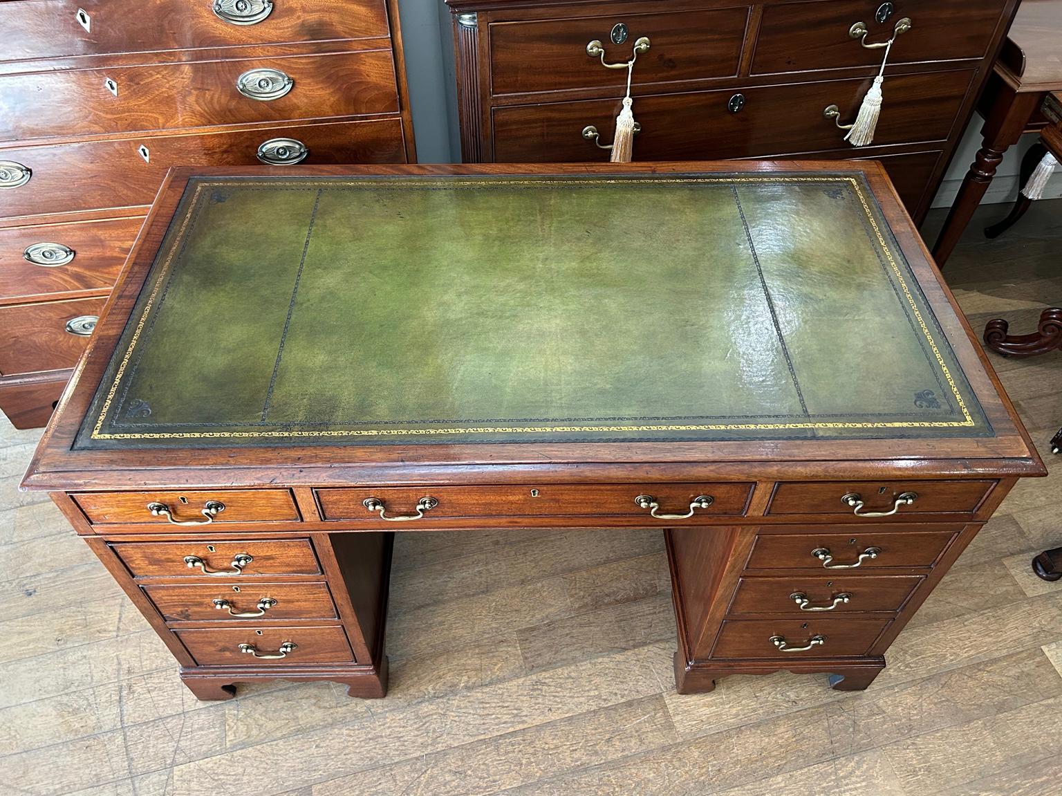 19th Century Victorian Mahogany Pedestal Desk In Good Condition In Richmond, Surrey