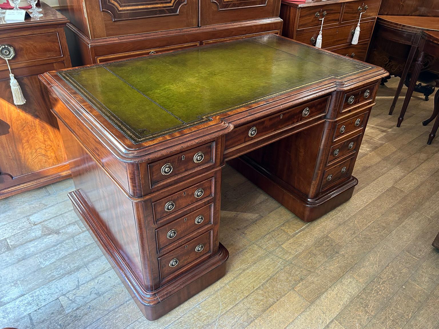 19th Century Victorian Mahogany Pedestal Desk In Good Condition In Richmond, Surrey
