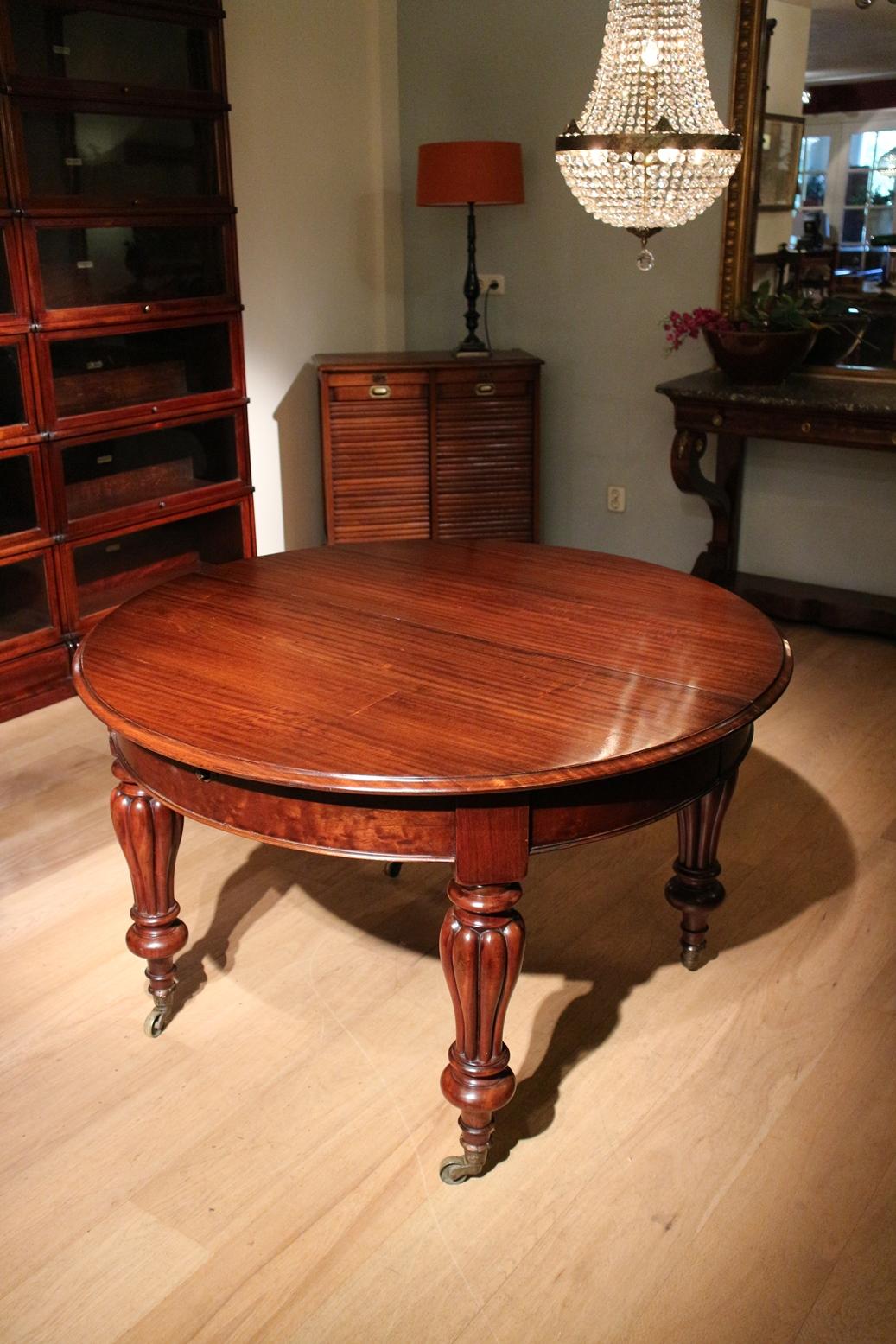 19th Century Victorian Mahogany Round Dining Table In Excellent Condition In Eindhoven, NL