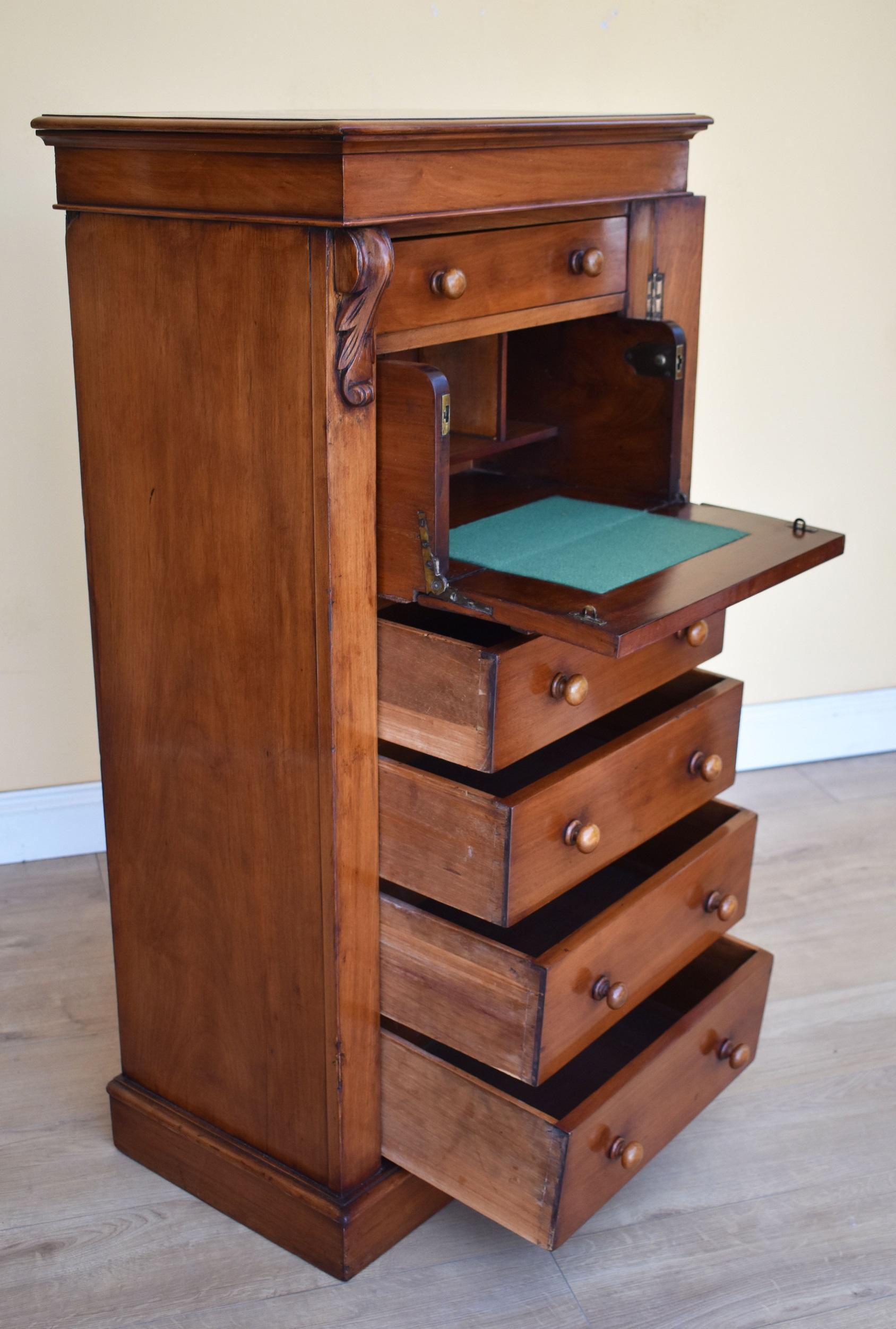 For sale is a good quality Victorian Mahogany Secretaire Wellington Chest. Appearing to have 7 graduated drawers, the 2nd and 3rd drawers from the top are hinged to reveal a fitted interior comprising pigeon holes and a green baise writing surface.
