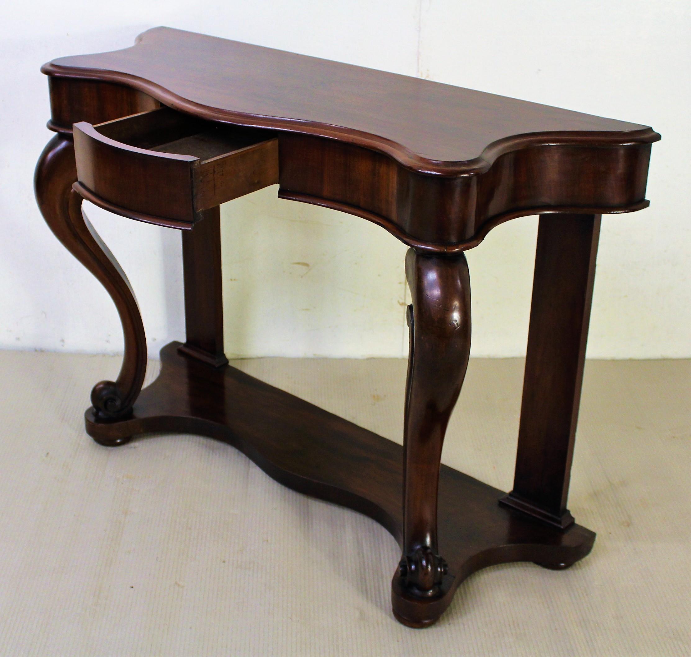 A splendid mid-Victorian period mahogany serpentine fronted console, or hall, table. Of very good construction and with a single drawer to the freeze. With scrolling cabriole front legs, united by an under-tier. Would sit well within in a number of