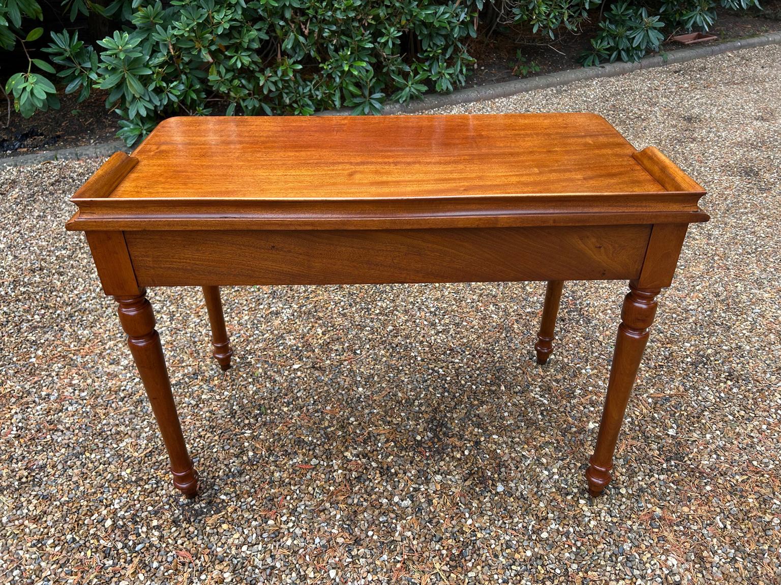 Table d'appoint victorienne en acajou du 19e siècle en vente 2