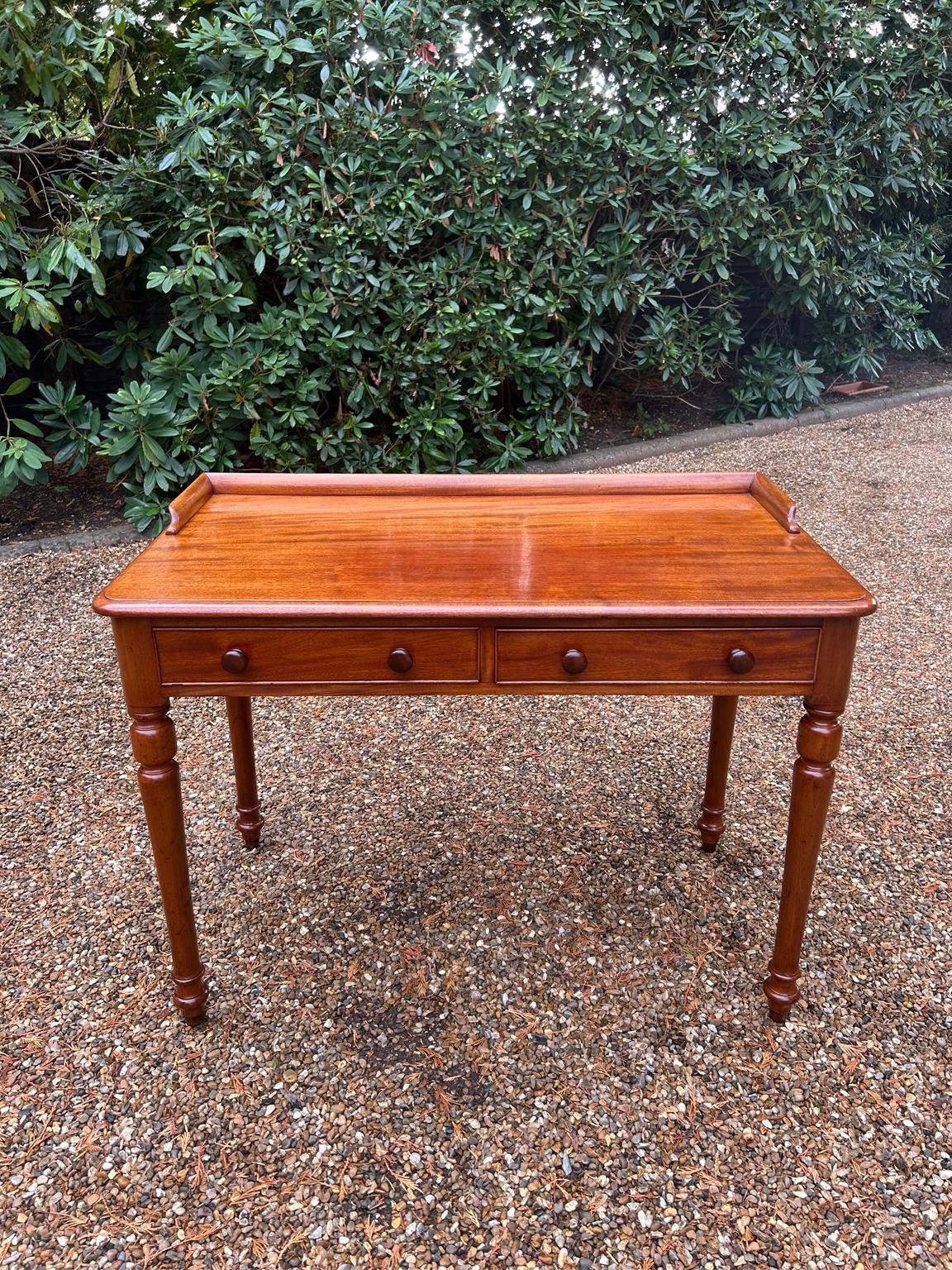 Table d'appoint victorienne en acajou de très grande qualité datant du XIXe siècle, avec deux tiroirs en acajou, des supports tournés et de petites poignées tournées.

Circa : 1860

Dimensions :
Hauteur :  29.75 pouces -  76 cm
Largeur :  42 pouces 