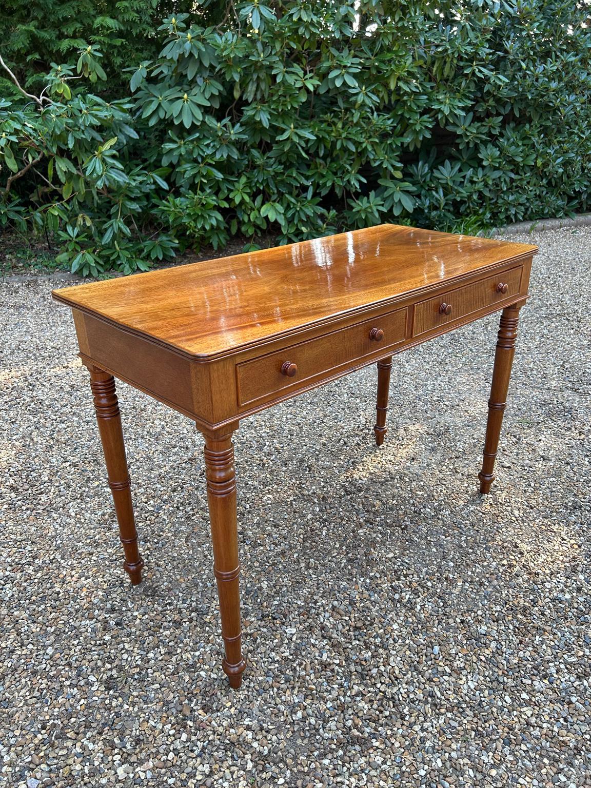 English 19th Century Victorian Mahogany Side Table For Sale