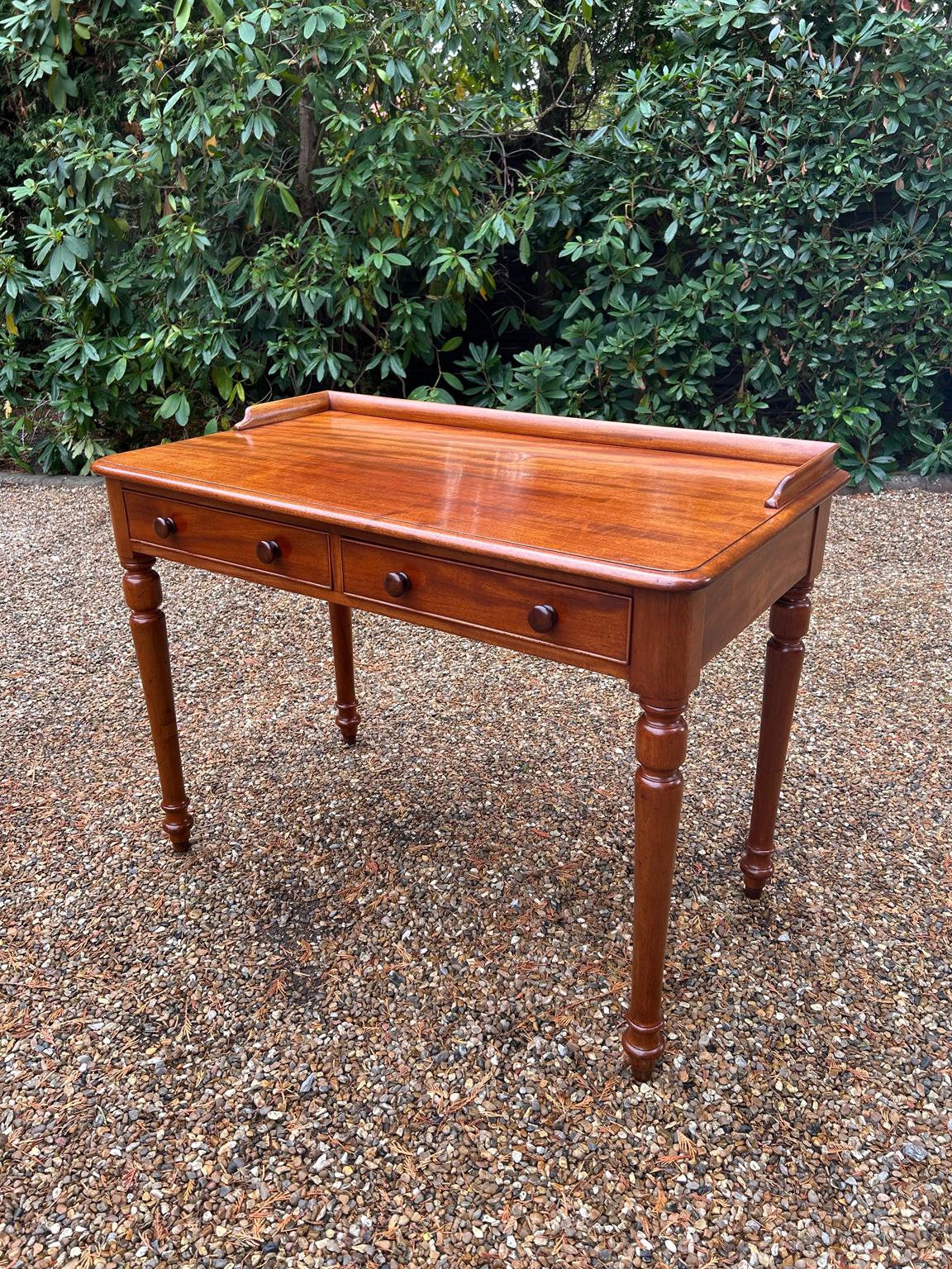 Victorien Table d'appoint victorienne en acajou du 19e siècle en vente