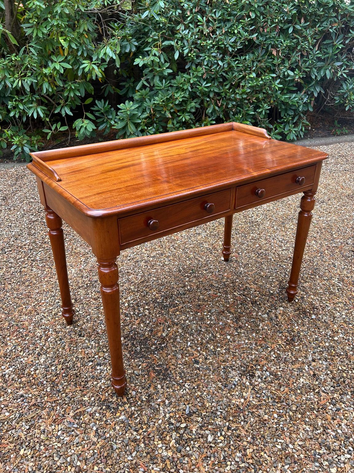 Britannique Table d'appoint victorienne en acajou du 19e siècle en vente