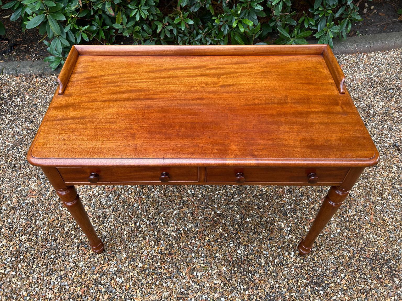 Fait main Table d'appoint victorienne en acajou du 19e siècle en vente