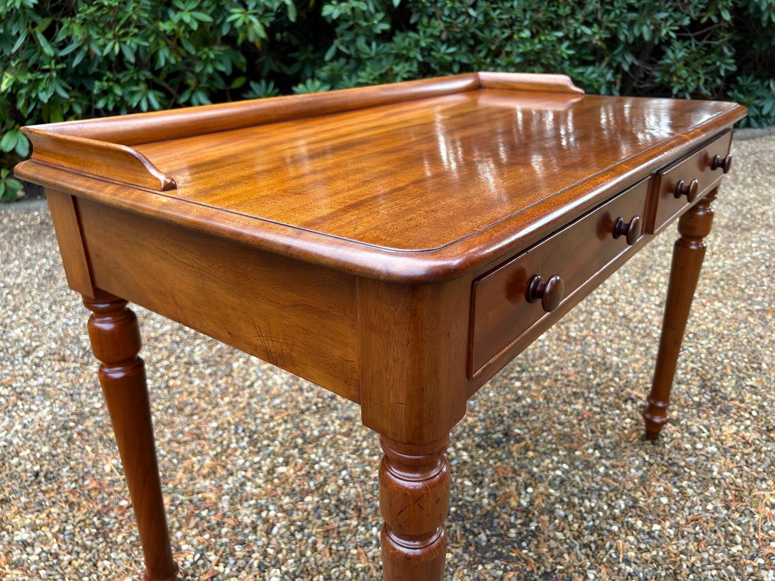 Table d'appoint victorienne en acajou du 19e siècle Bon état - En vente à Richmond, Surrey