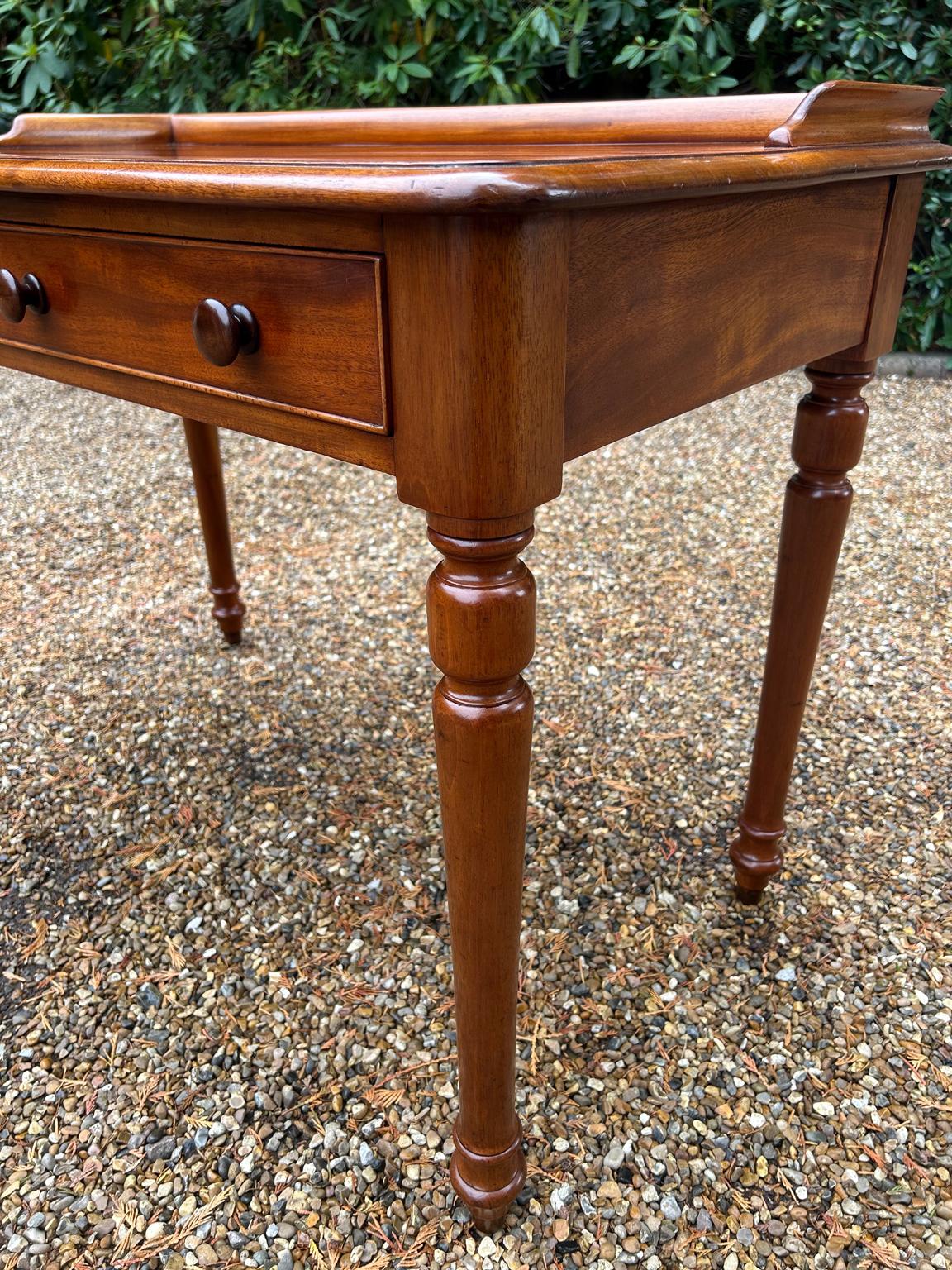 XIXe siècle Table d'appoint victorienne en acajou du 19e siècle en vente