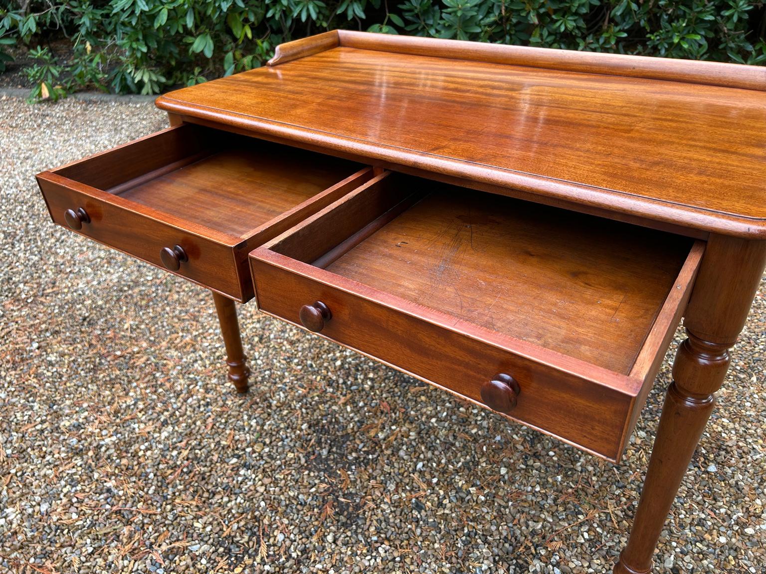 Acajou Table d'appoint victorienne en acajou du 19e siècle en vente