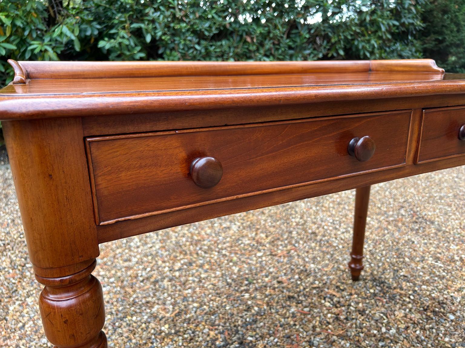 Table d'appoint victorienne en acajou du 19e siècle en vente 1