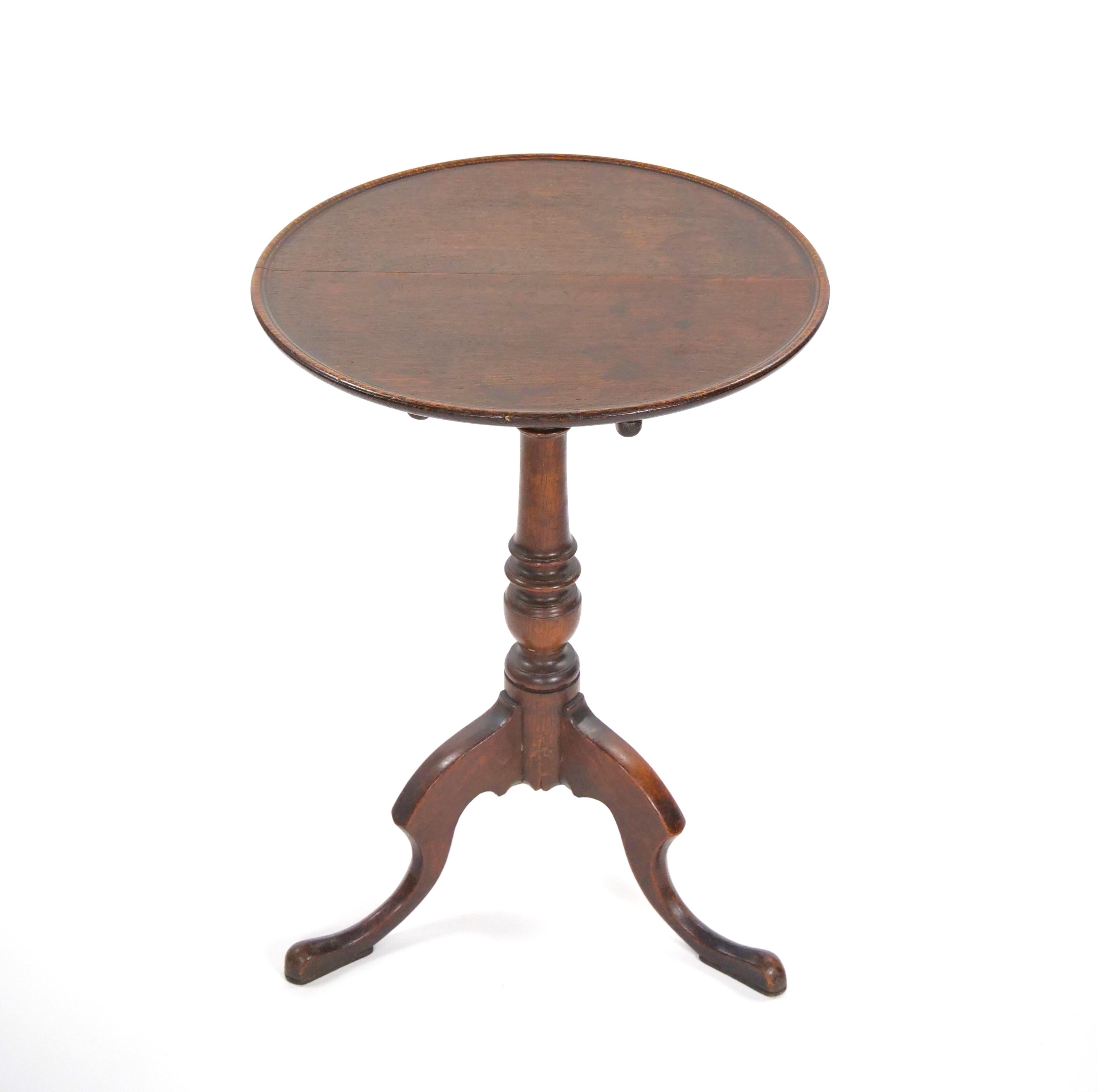 Aggiungi un tocco di eleganza vittoriana alla tua casa con questo raffinato portacandele a piedistallo a treppiede in mogano del XIX secolo. Realizzato con una meticolosa attenzione ai dettagli e costruito per durare nel tempo, questo pezzo emana un