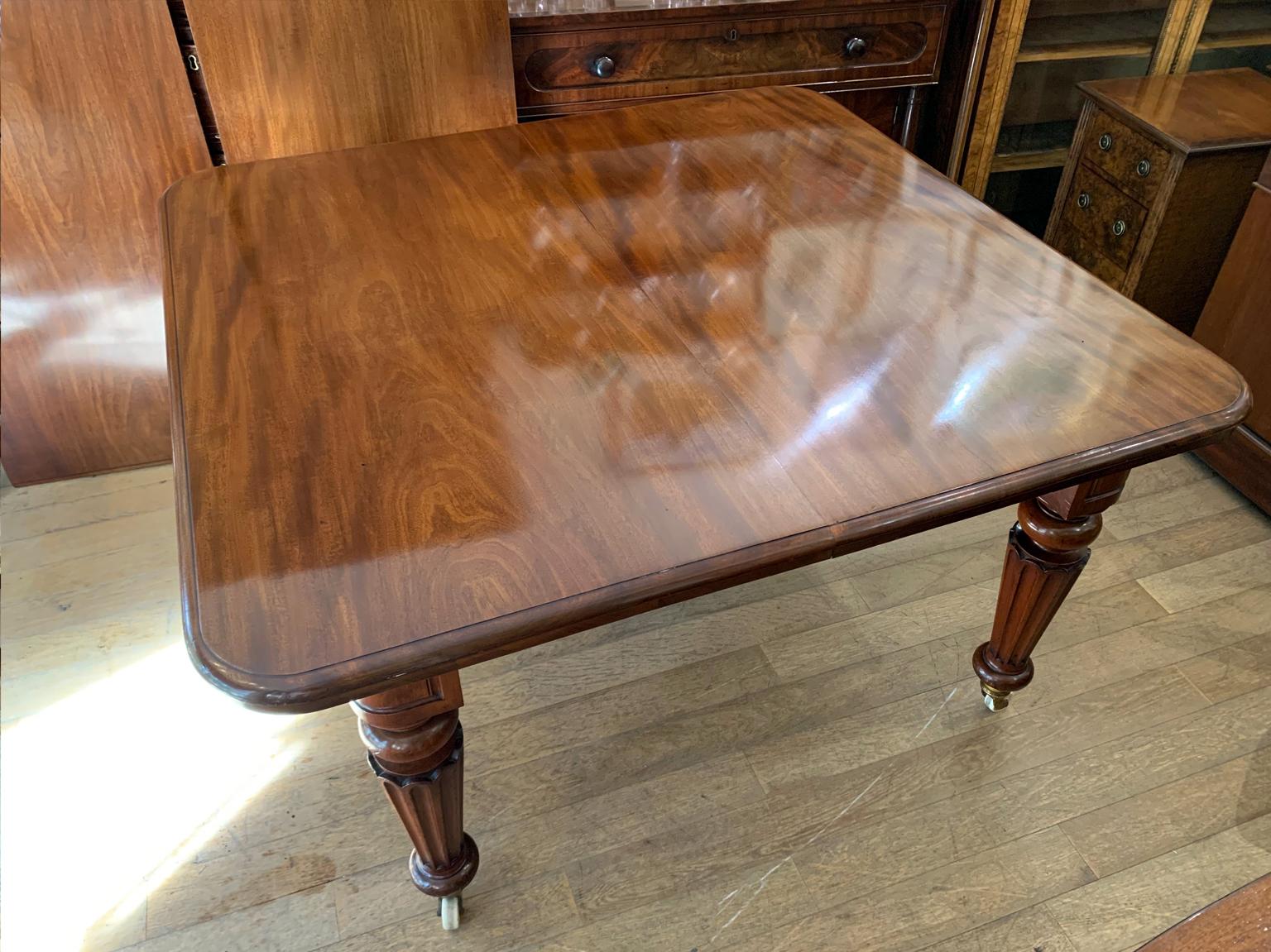 19th Century Victorian Mahogany Windout Dining Table 5