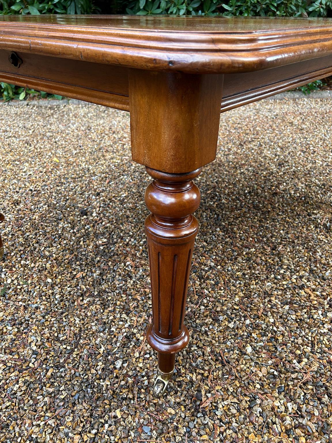 19th Century Victorian Mahogany Windout Dining Table For Sale 4