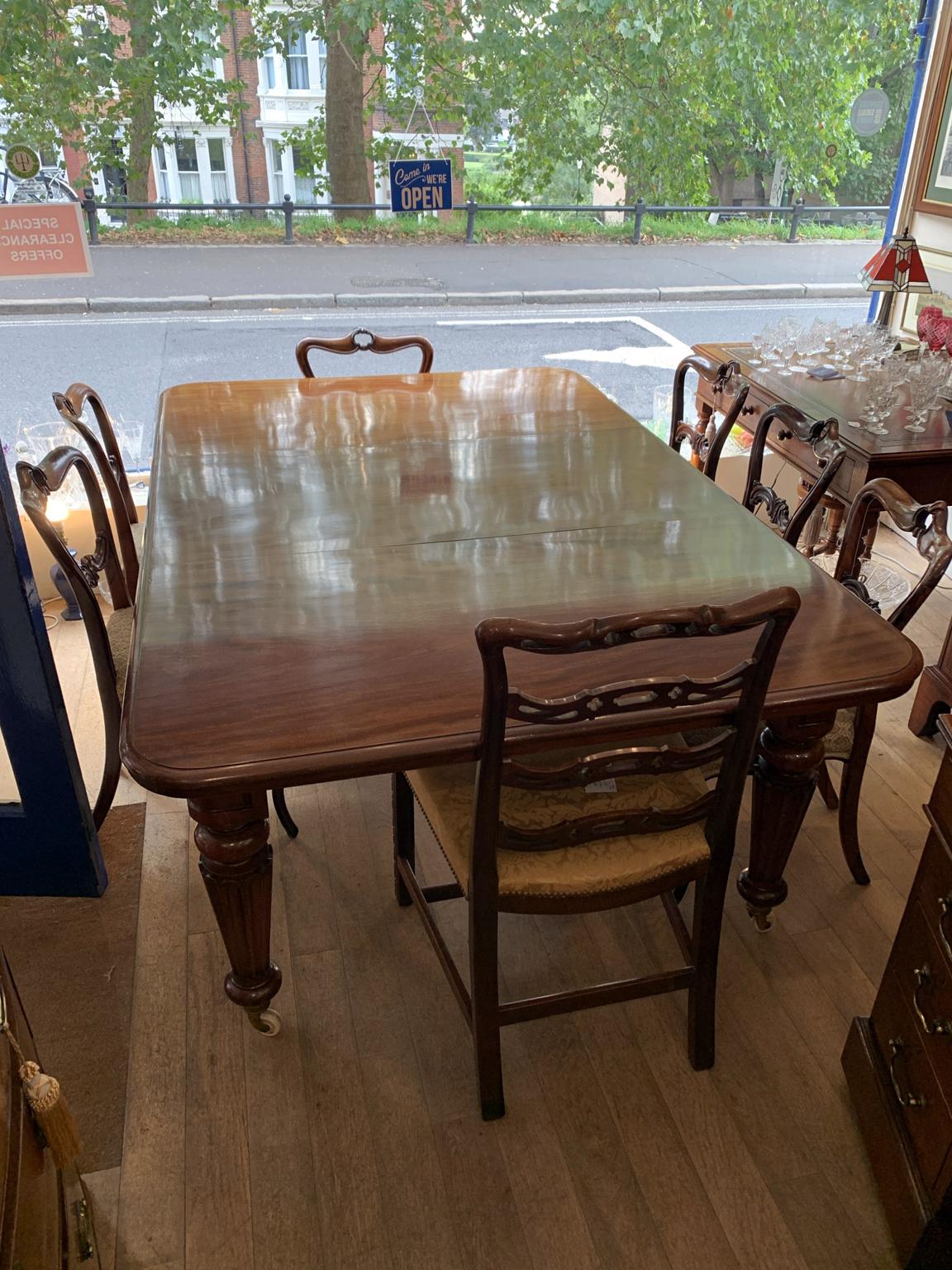 A very high quality 19th Century Victorian mahogany windout dining table, with a rectangular top and two extra original solid mahogany leafs, raised on turned reeded legs, terminating in castors. Including Windout Handle.

Circa: