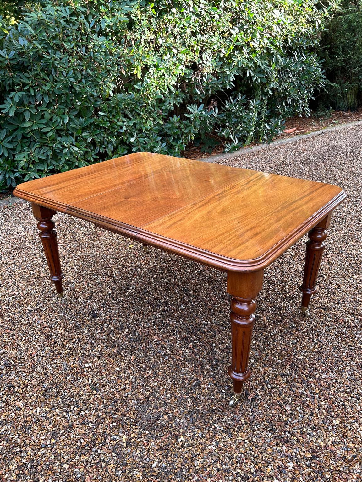 English 19th Century Victorian Mahogany Windout Dining Table For Sale