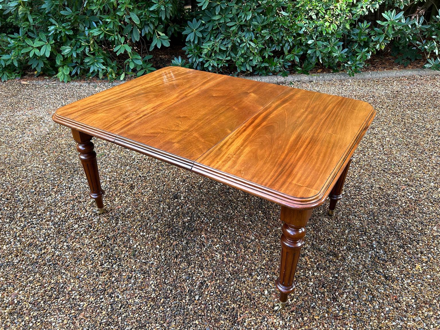 Hand-Crafted 19th Century Victorian Mahogany Windout Dining Table For Sale