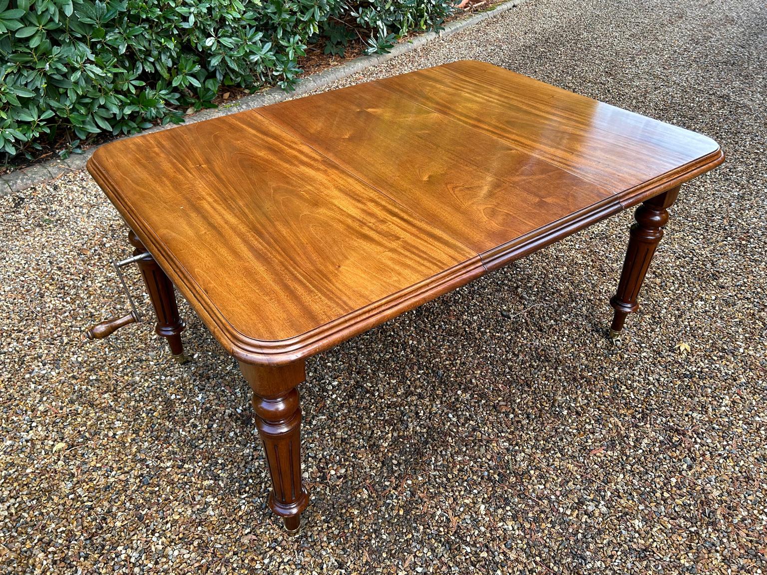 19th Century Victorian Mahogany Windout Dining Table In Good Condition For Sale In Richmond, Surrey