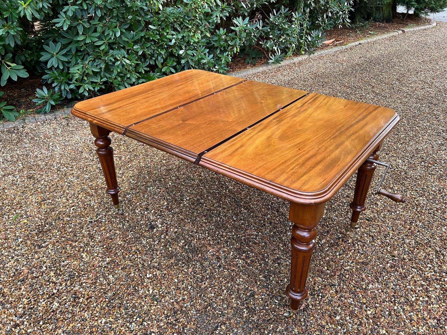 19th Century Victorian Mahogany Windout Dining Table In Good Condition For Sale In Richmond, Surrey