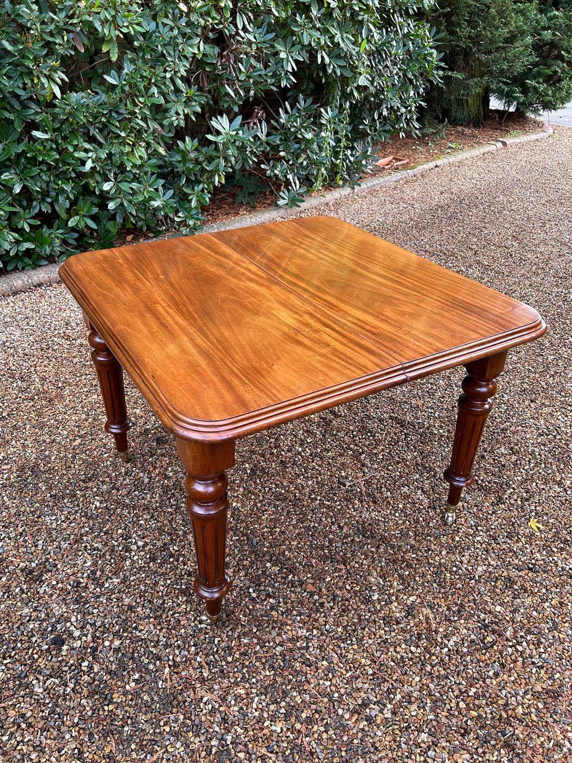 19th Century Victorian Mahogany Windout Dining Table For Sale 3