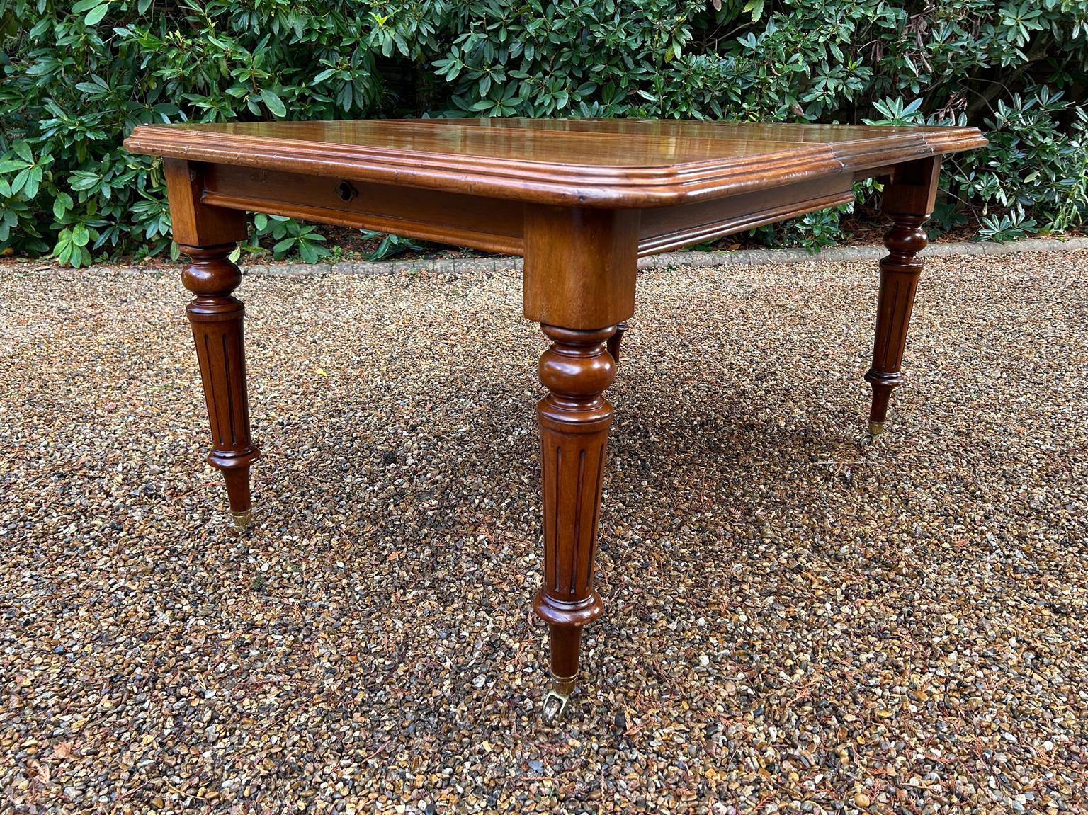 19th Century Victorian Mahogany Windout Dining Table For Sale 3