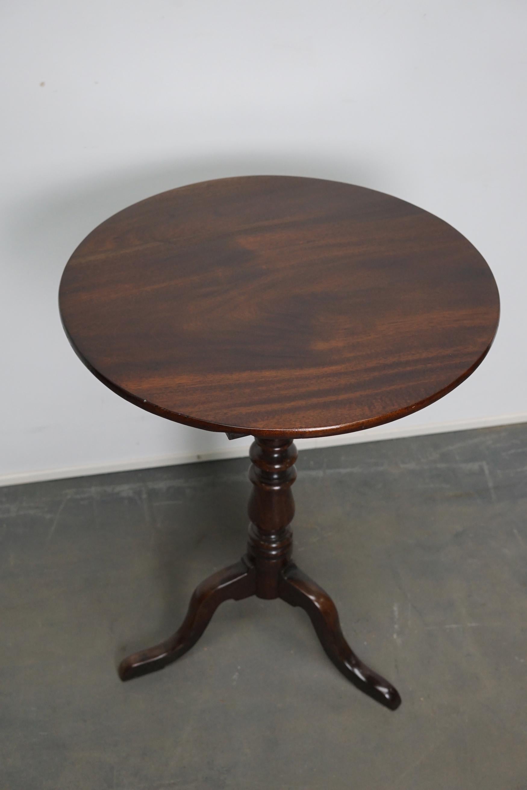 Jolie table à vin en acajou du milieu du 19e siècle. Cette table présente un plateau en acajou massif sur des pieds tripodes. La table a été restaurée et est en très bon état.