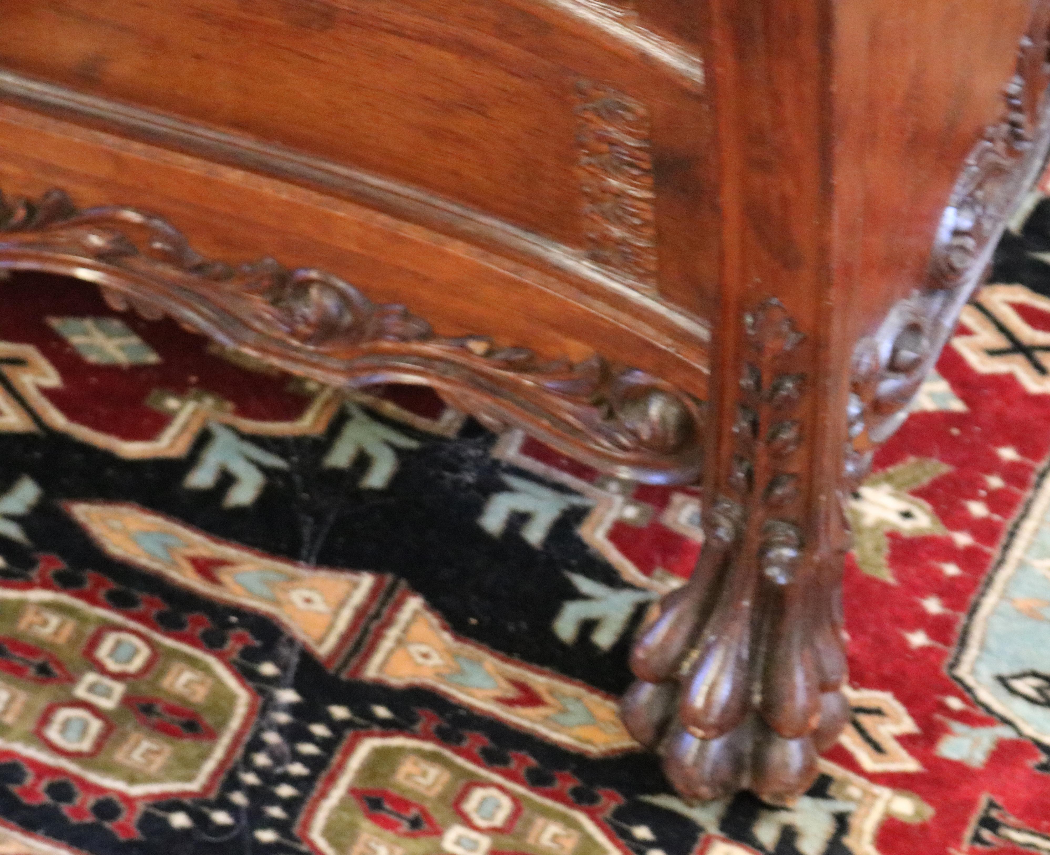 Viktorianischer Mahagoni-Schreibtisch des 19. Jahrhunderts mit geflügeltem Greif und schräger Front  im Angebot 7