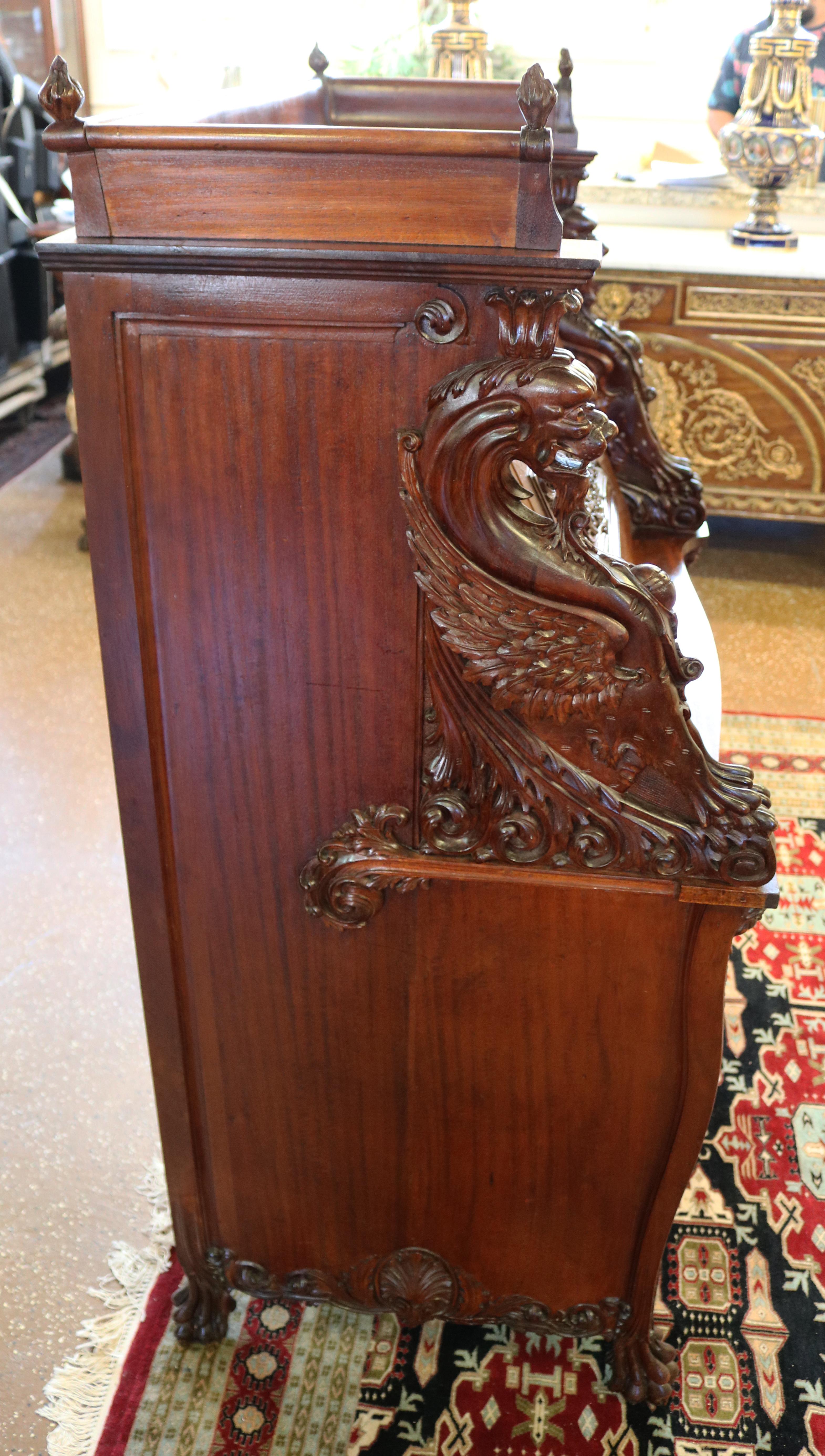 Viktorianischer Mahagoni-Schreibtisch des 19. Jahrhunderts mit geflügeltem Greif und schräger Front  im Angebot 8
