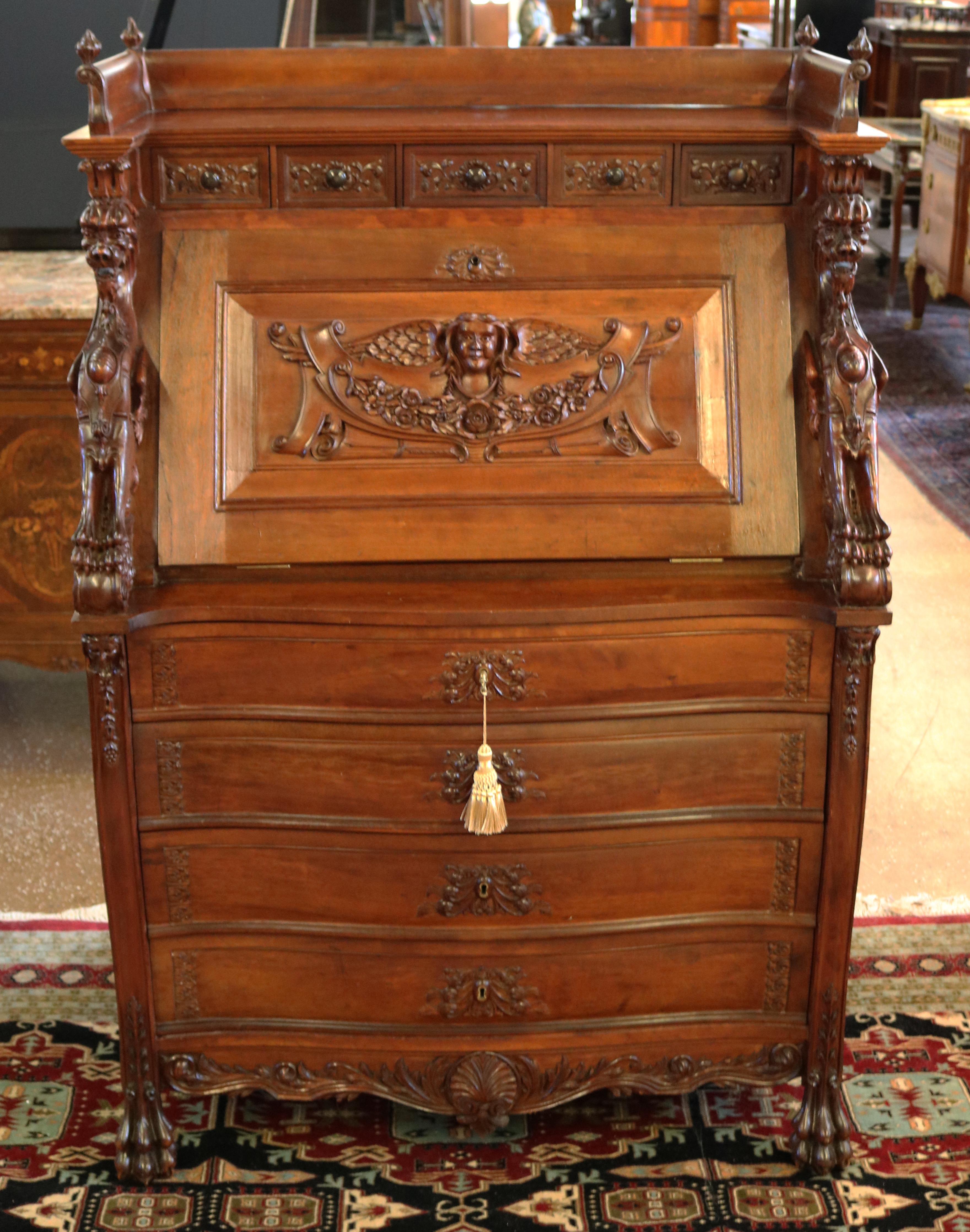 Viktorianischer Mahagoni-Schreibtisch des 19. Jahrhunderts mit geflügeltem Greif und schräger Front  im Angebot 9