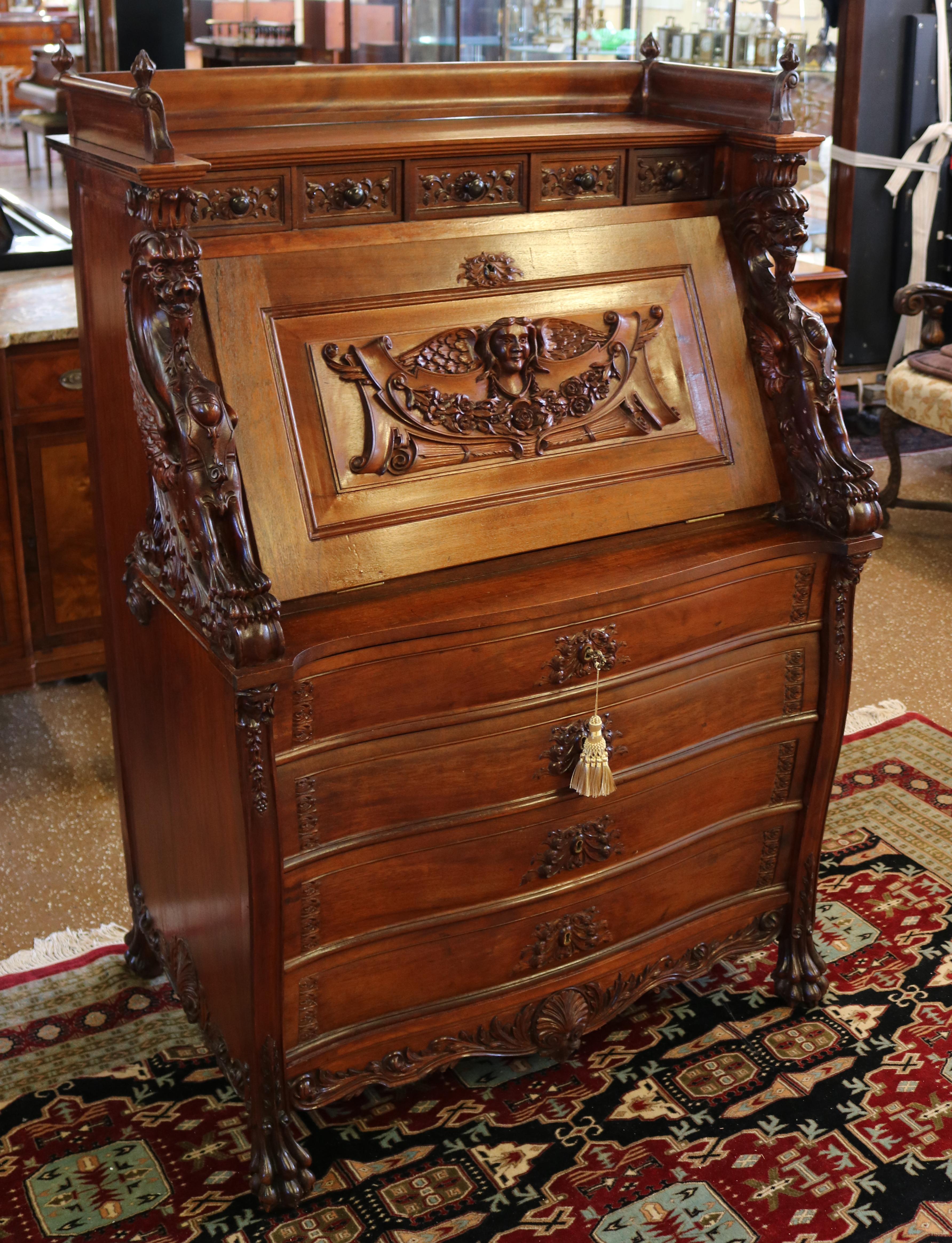 Viktorianischer Mahagoni-Schreibtisch des 19. Jahrhunderts mit geflügeltem Greif und schräger Front  im Angebot 10