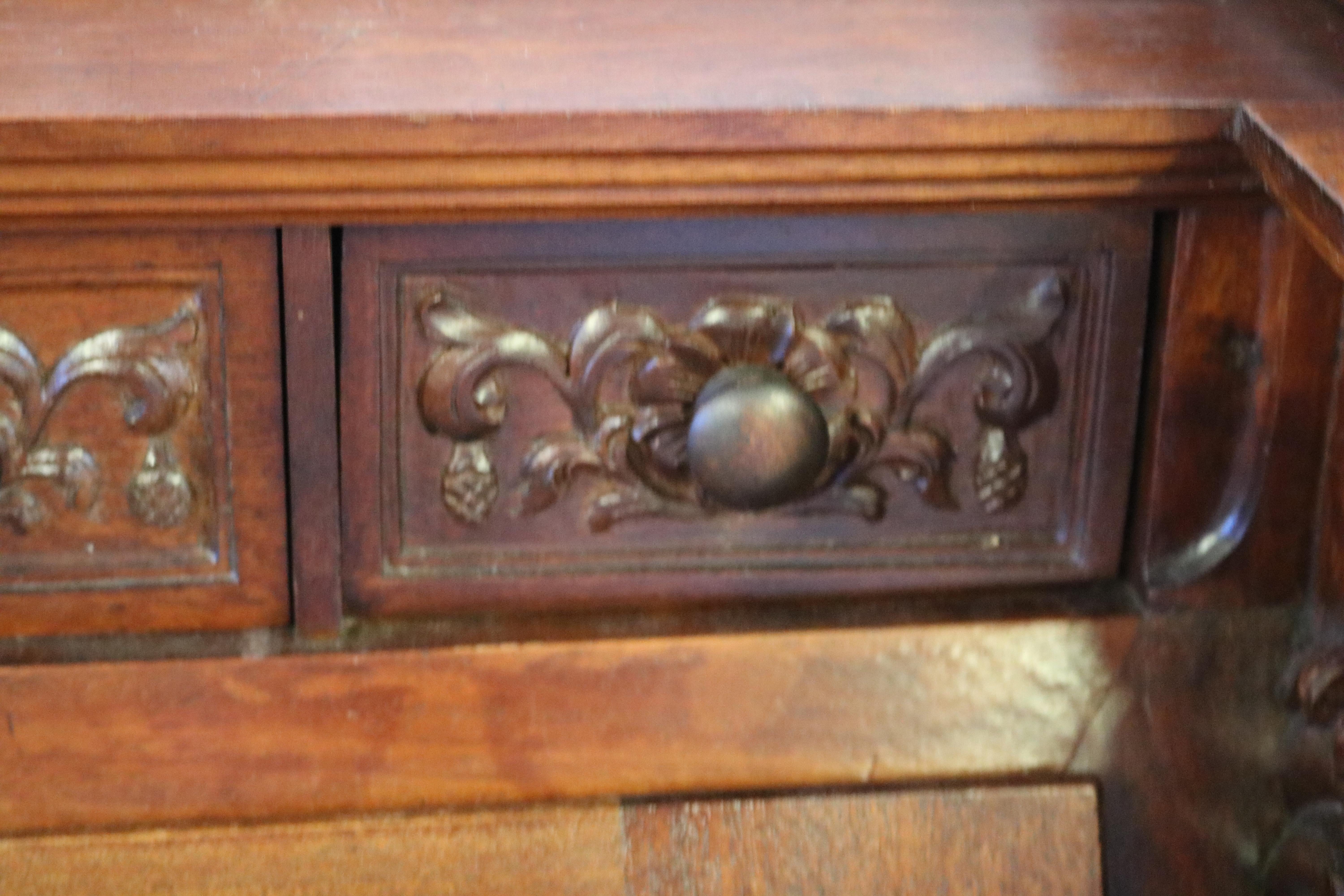 Viktorianischer Mahagoni-Schreibtisch des 19. Jahrhunderts mit geflügeltem Greif und schräger Front  im Angebot 12