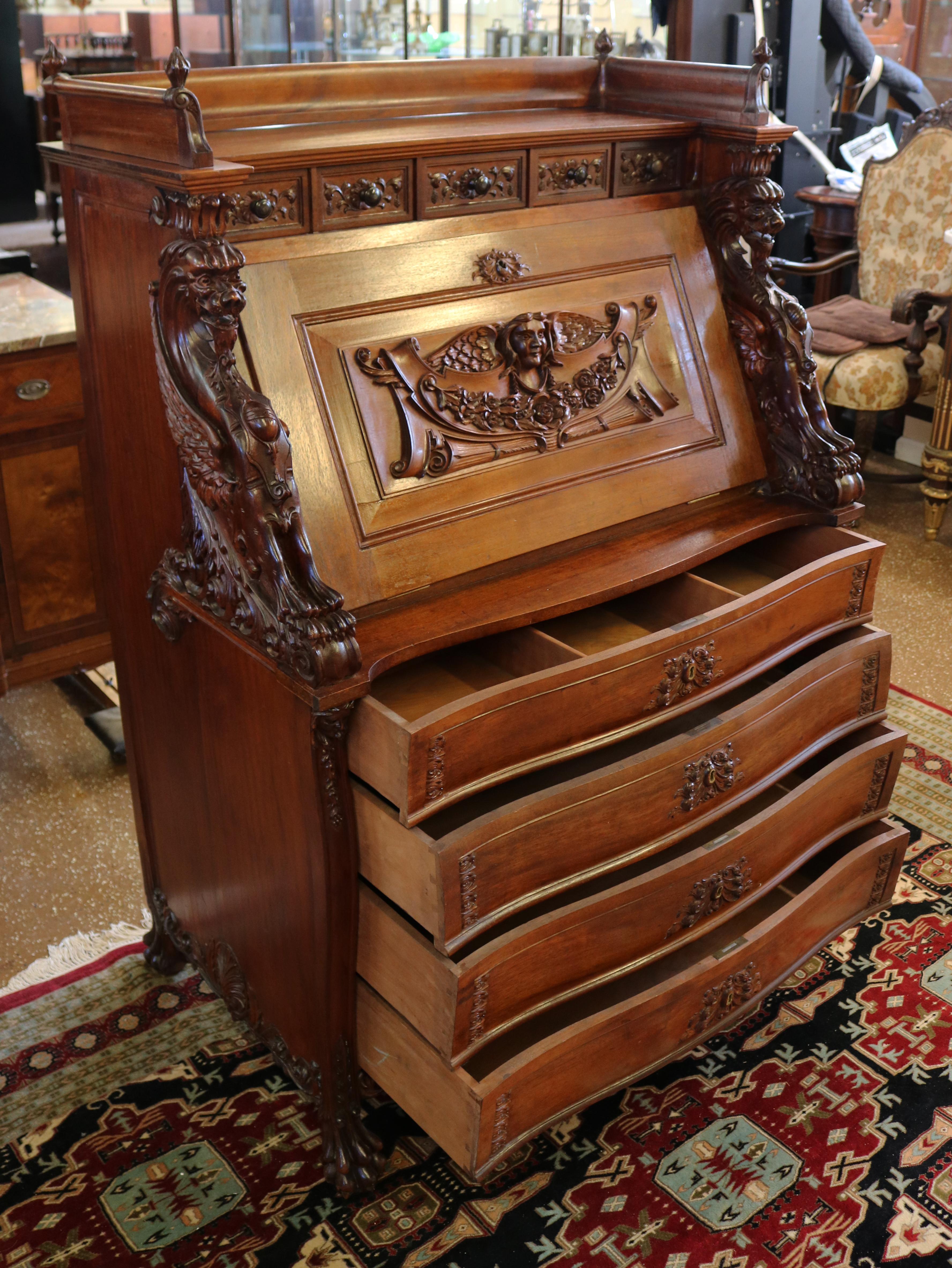 Viktorianischer Mahagoni-Schreibtisch des 19. Jahrhunderts mit geflügeltem Greif und schräger Front  im Angebot 13