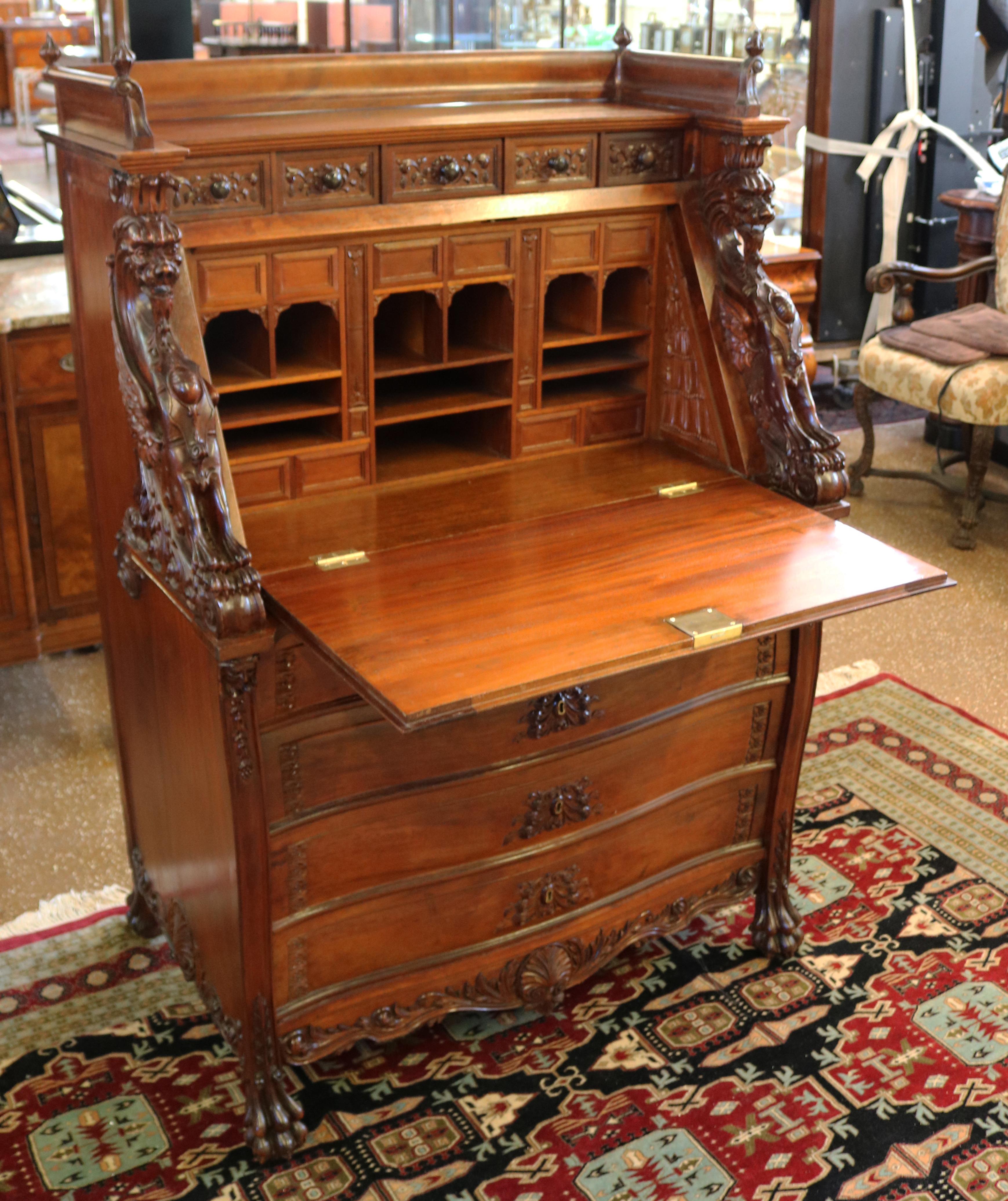 Viktorianischer Mahagoni-Schreibtisch des 19. Jahrhunderts mit geflügeltem Greif und schräger Front  (Handgeschnitzt) im Angebot