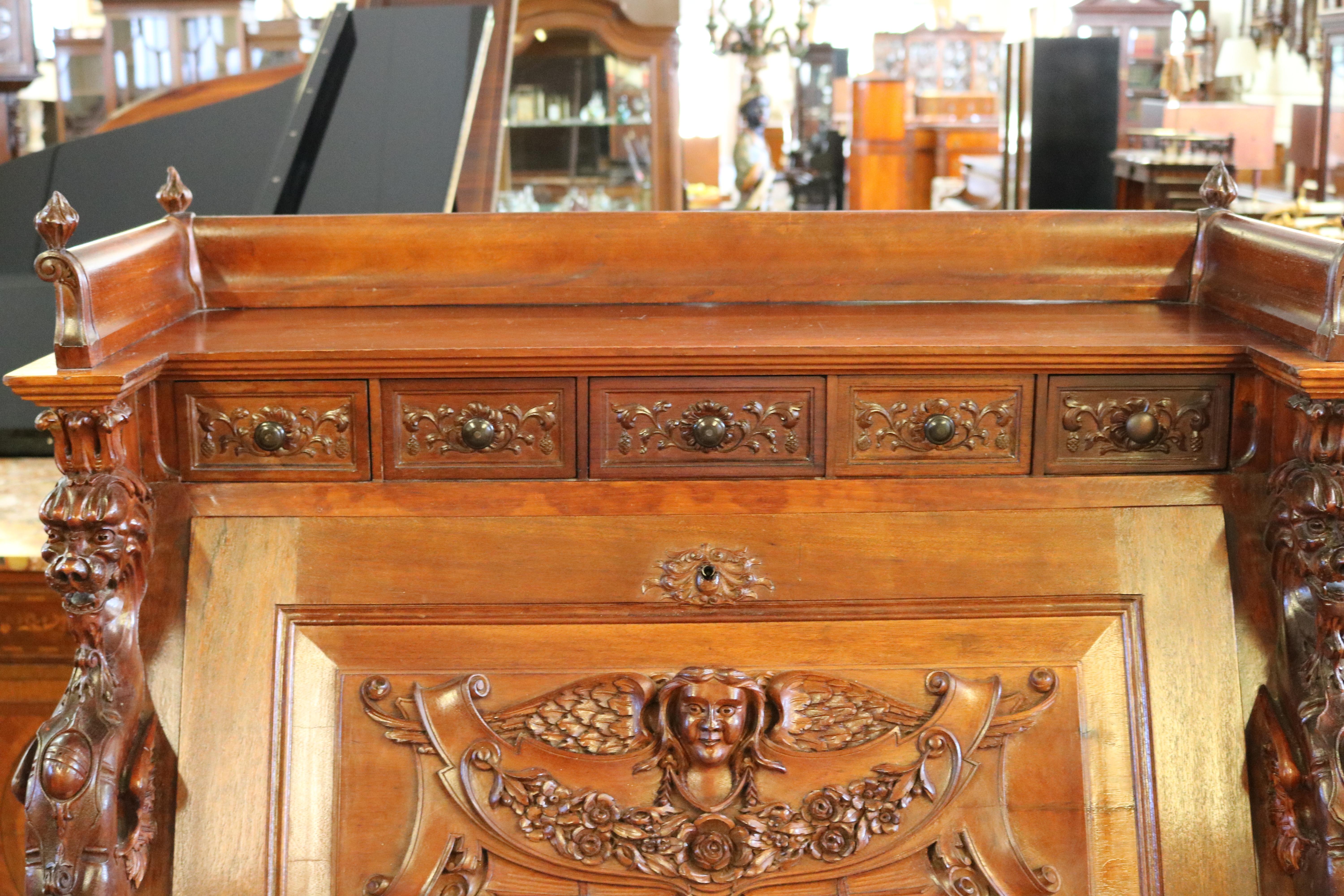 Viktorianischer Mahagoni-Schreibtisch des 19. Jahrhunderts mit geflügeltem Greif und schräger Front  im Zustand „Gut“ im Angebot in Long Branch, NJ