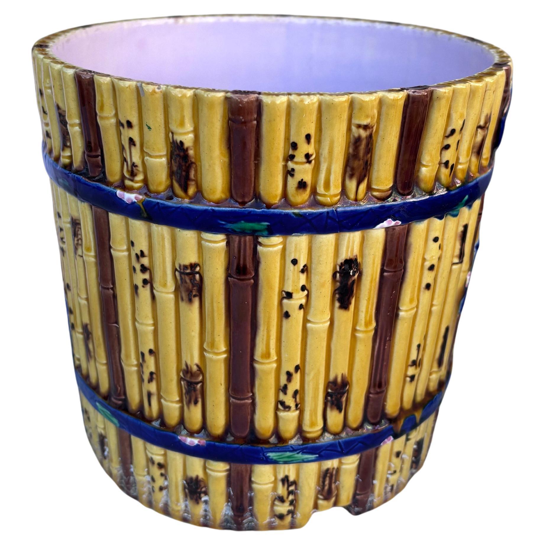 Cachepot di bambù in maiolica vittoriano del XIX secolo Minton.
Decorato con un nastro blu.
Altezza / 7,4 pollici.
Diametro / 6,6 pollici.