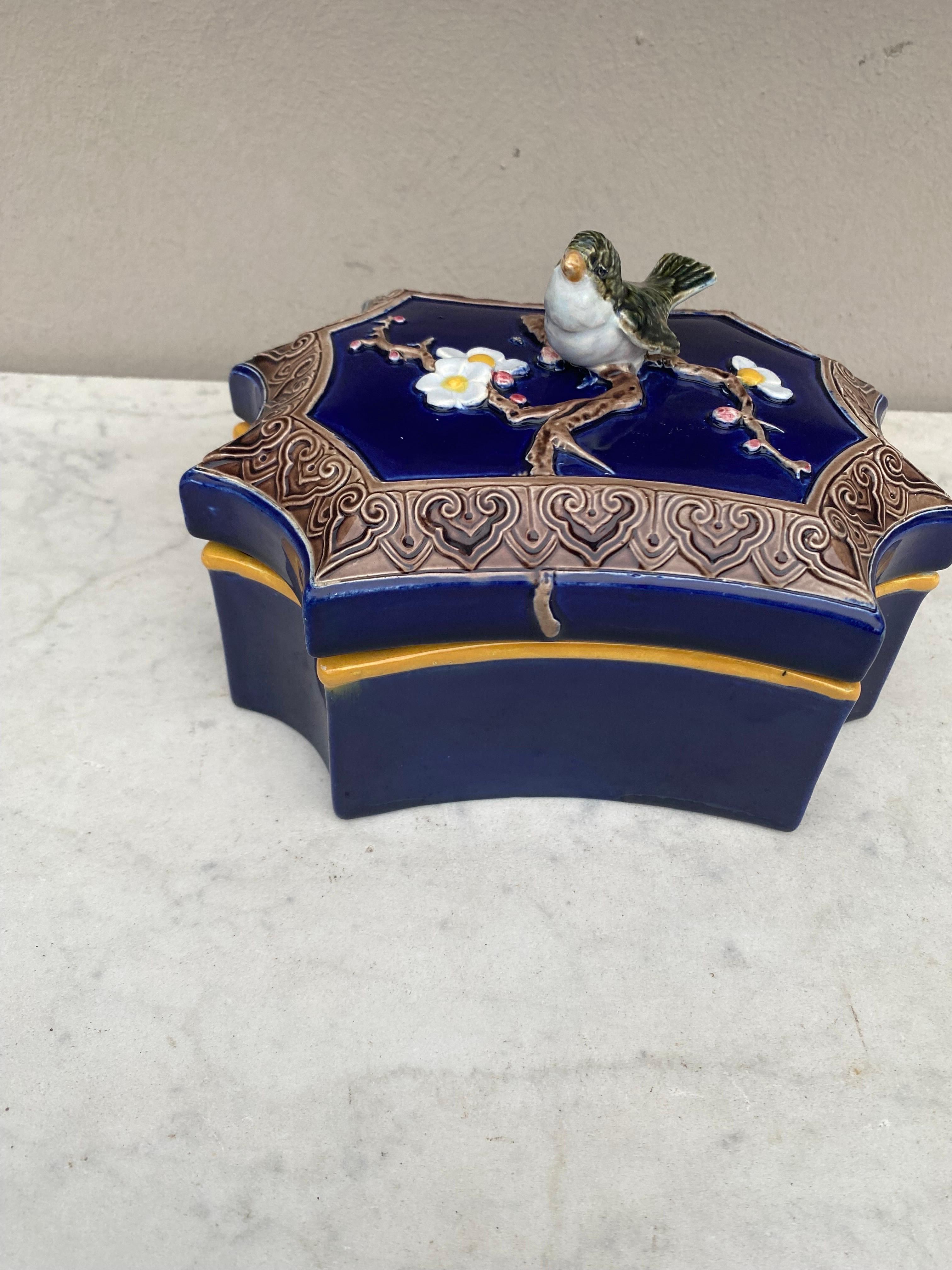19th Century Victorian Majolica Bird Box Joseph Holdcroft In Good Condition For Sale In Austin, TX