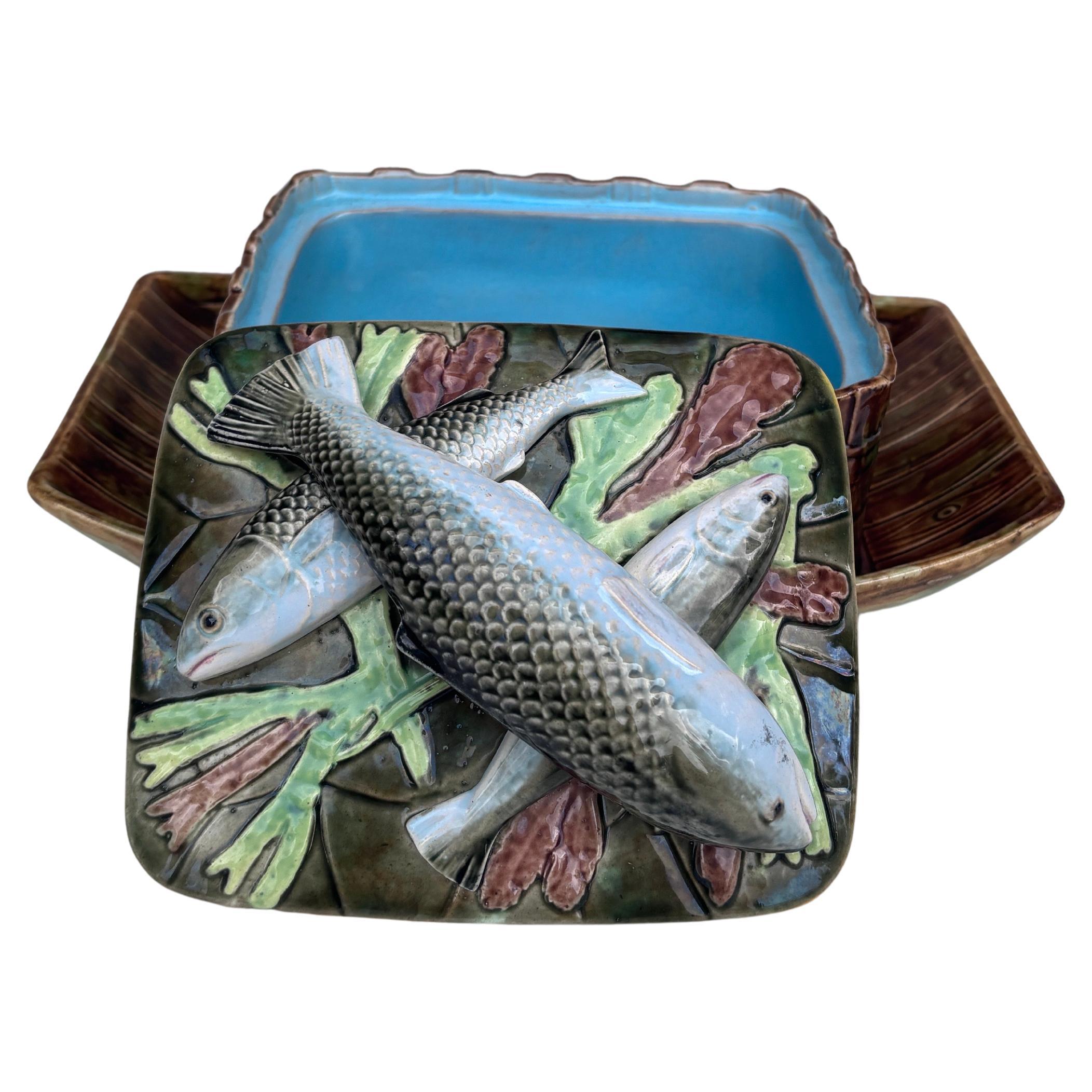 Sardine victorienne en majolique de Georges Jones datée d'août 1873.
Le couvercle est décoré de sardines et d'algues.