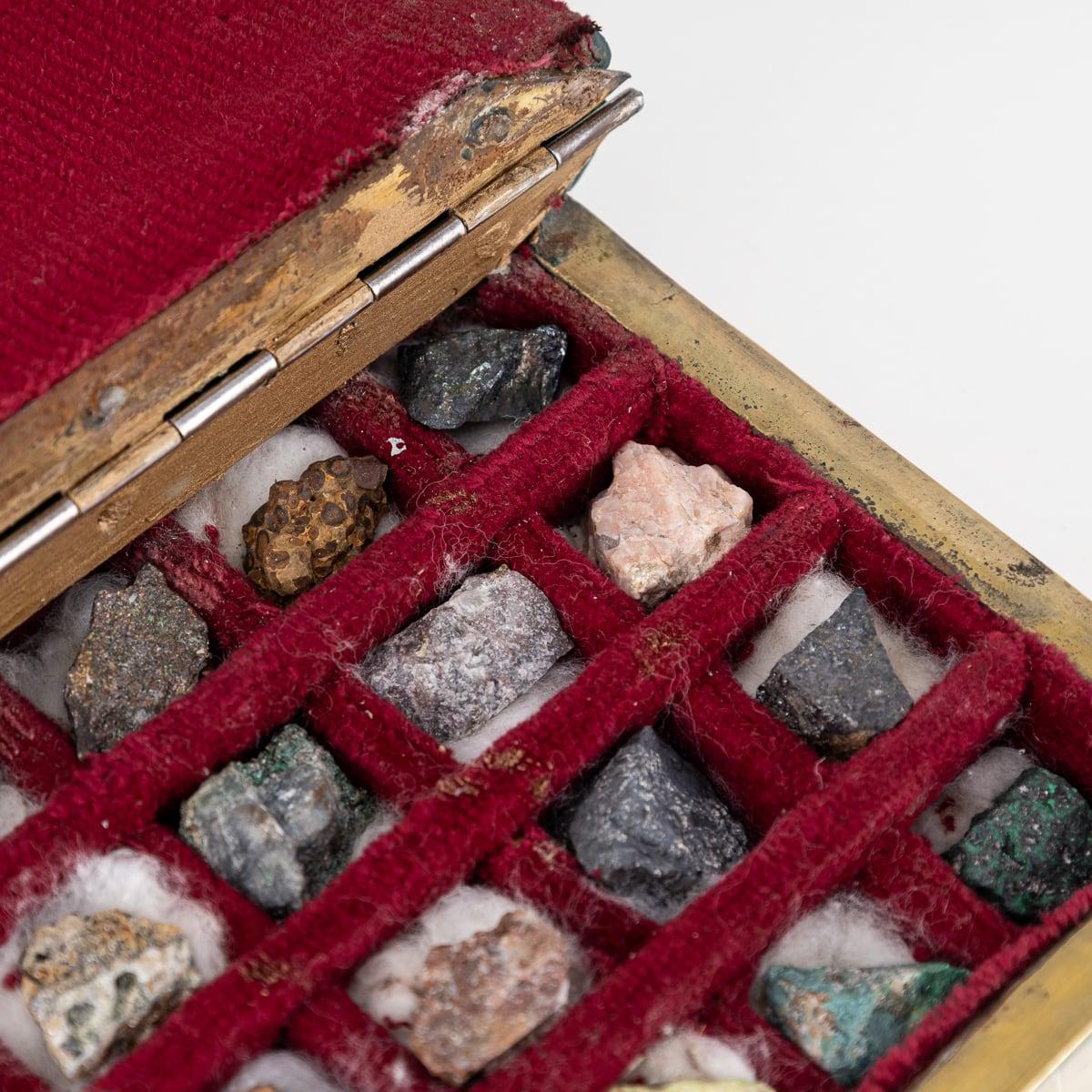 Boîte victorienne du 19ème siècle avec échantillons de minéraux naturels de malachite, vers 1880 en vente 6