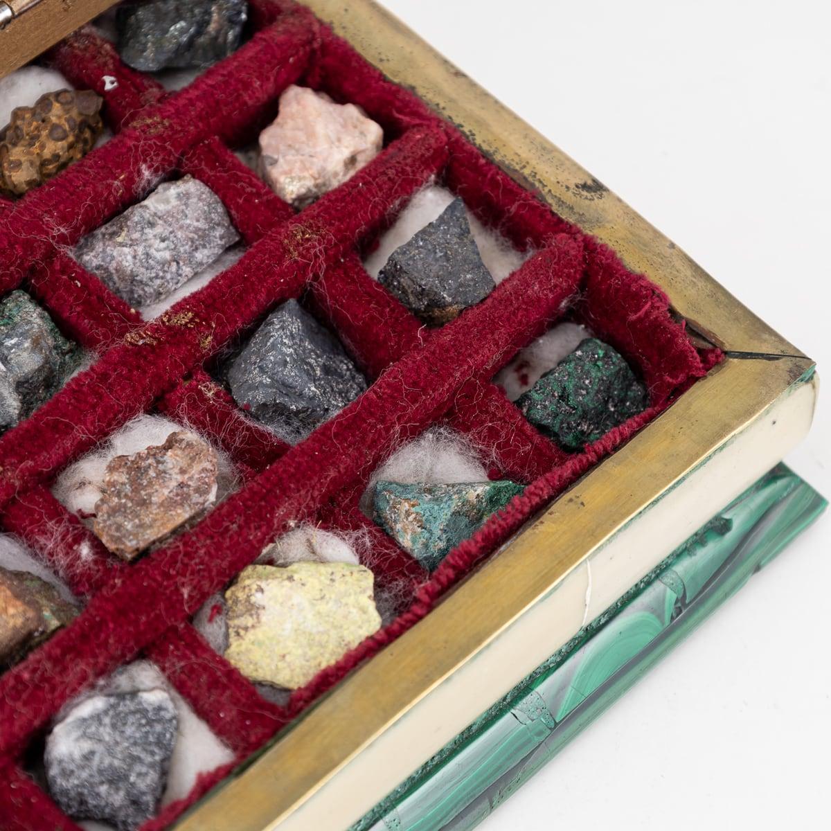 Boîte victorienne du 19ème siècle avec échantillons de minéraux naturels de malachite, vers 1880 en vente 7