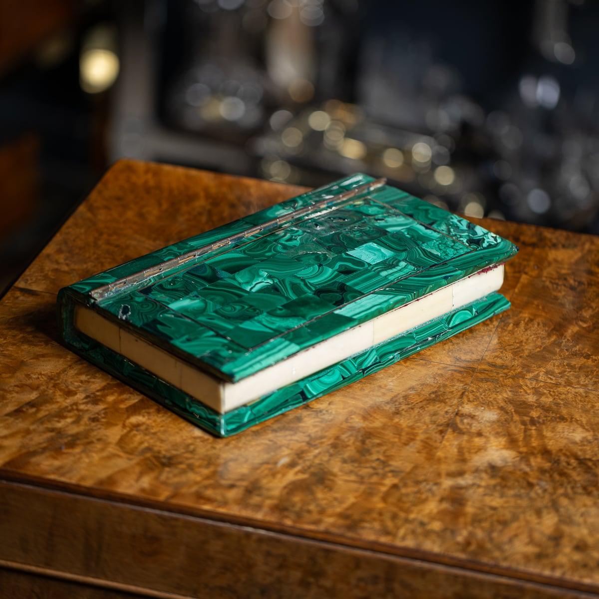 Boîte victorienne ancienne en forme de livre en malachite du 19e siècle avec des échantillons de minéraux naturels. Lorsque la boîte est ouverte, elle révèle trente-deux échantillons naturels, chacun se glissant dans son propre compartiment tapissé