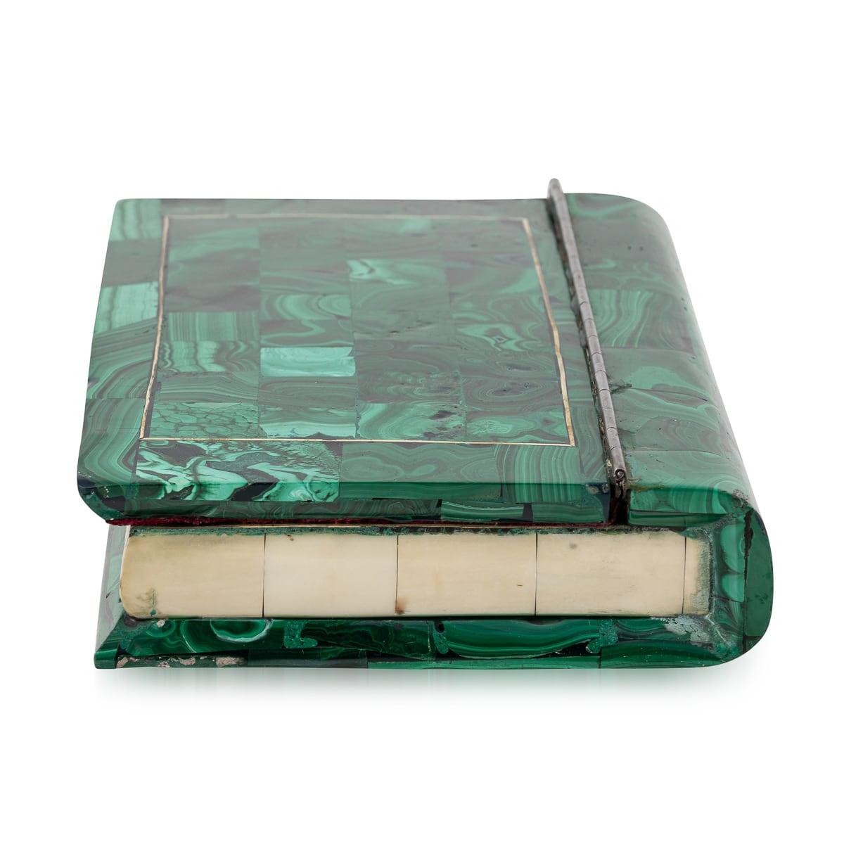 Boîte victorienne du 19ème siècle avec échantillons de minéraux naturels de malachite, vers 1880 Bon état - En vente à Royal Tunbridge Wells, Kent