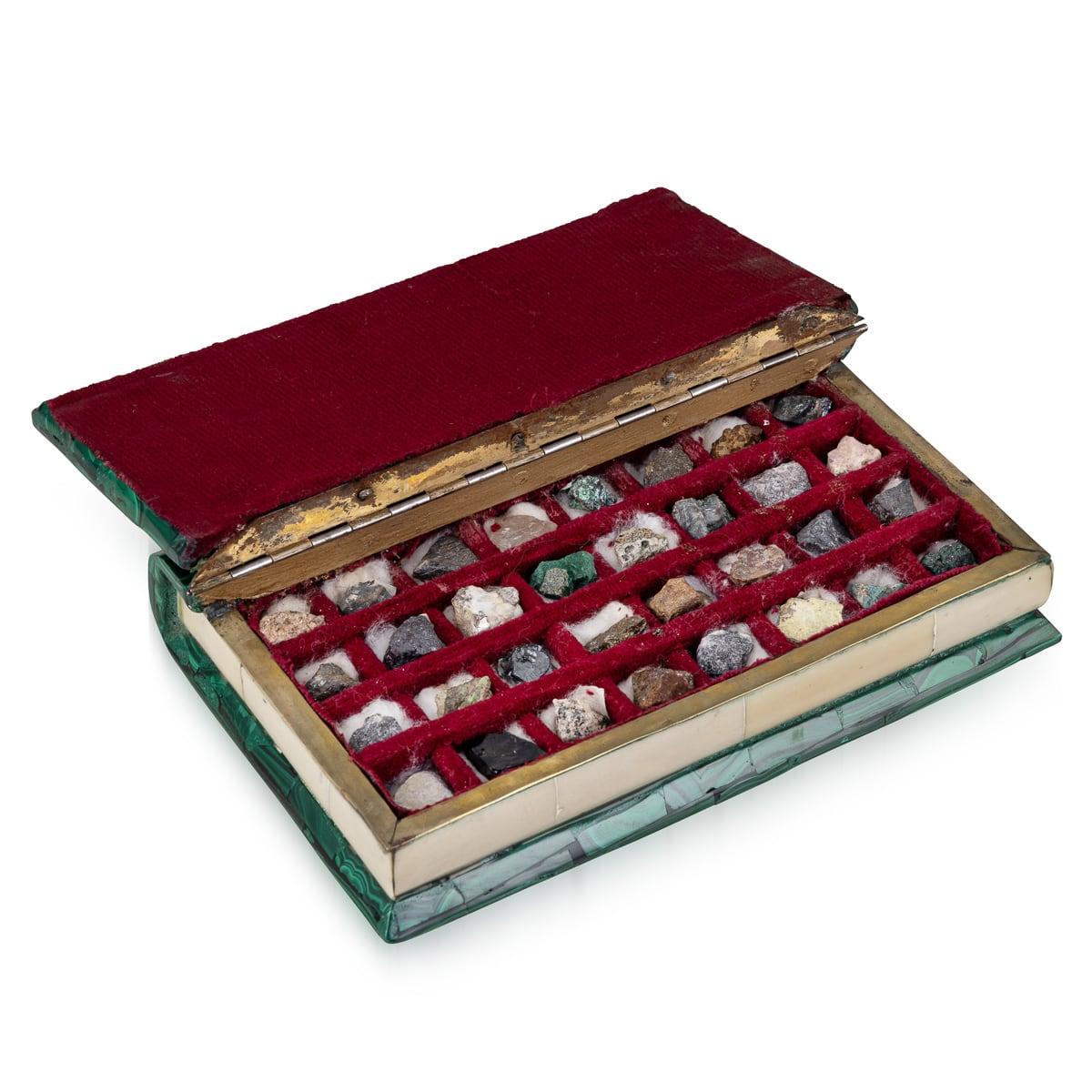 Boîte victorienne du 19ème siècle avec échantillons de minéraux naturels de malachite, vers 1880 en vente 1