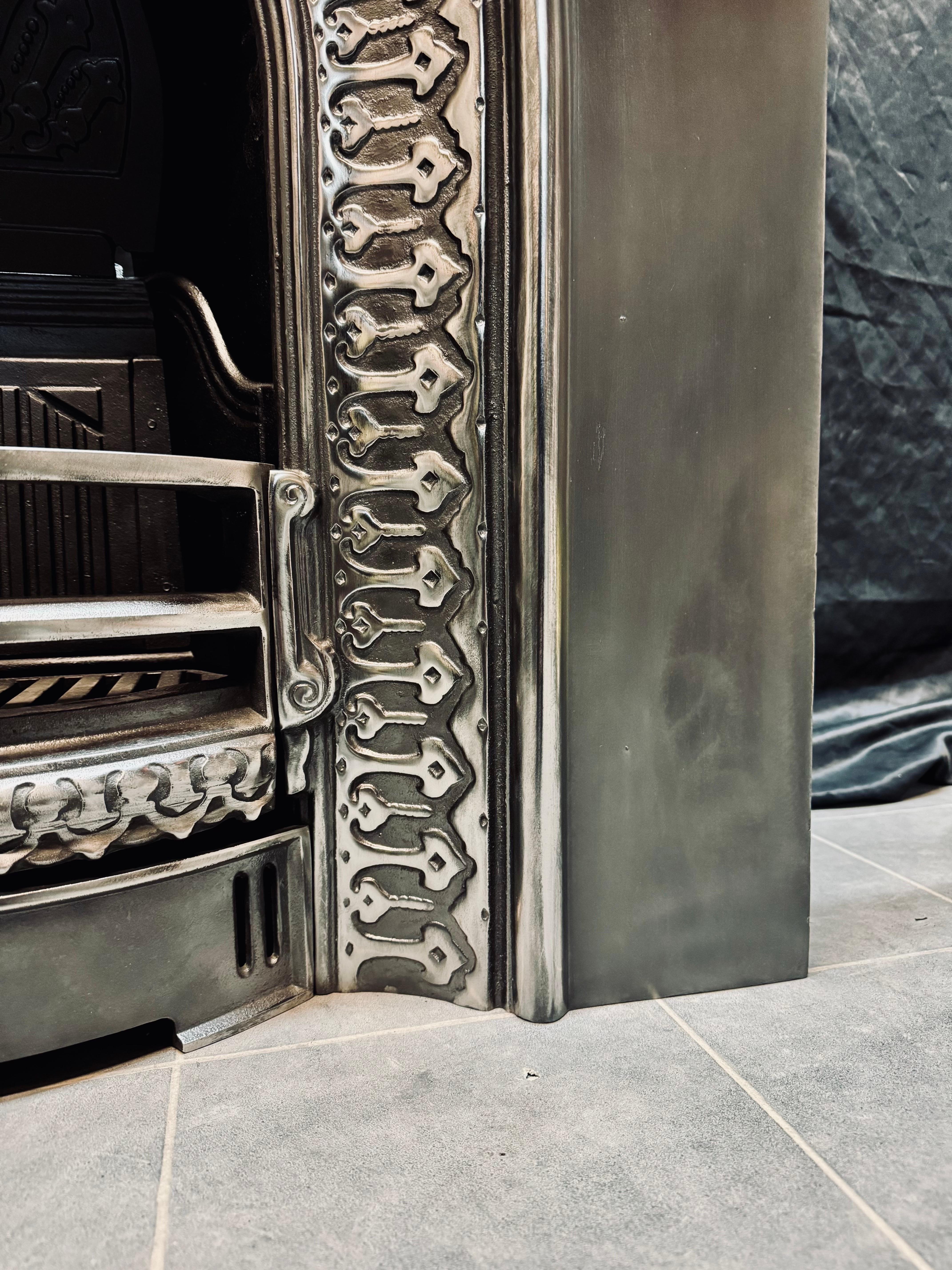 19th Century Victorian Manner Arched Cast Iron Fireplace Insert. In Good Condition For Sale In Edinburgh, GB