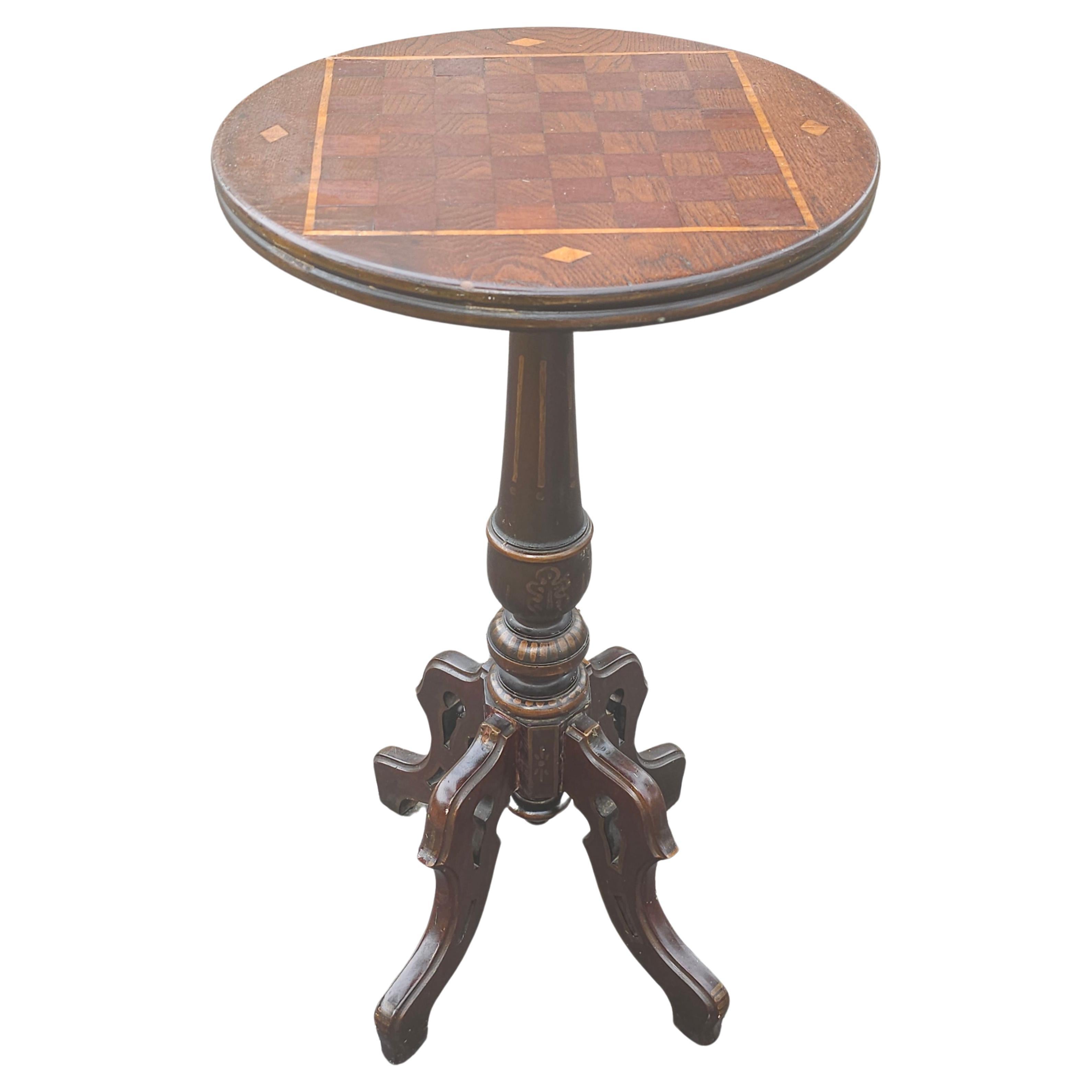 Mesa de juego de pedestal victoriana del siglo XIX de roble y maderas mixtas con parqués e incrustaciones